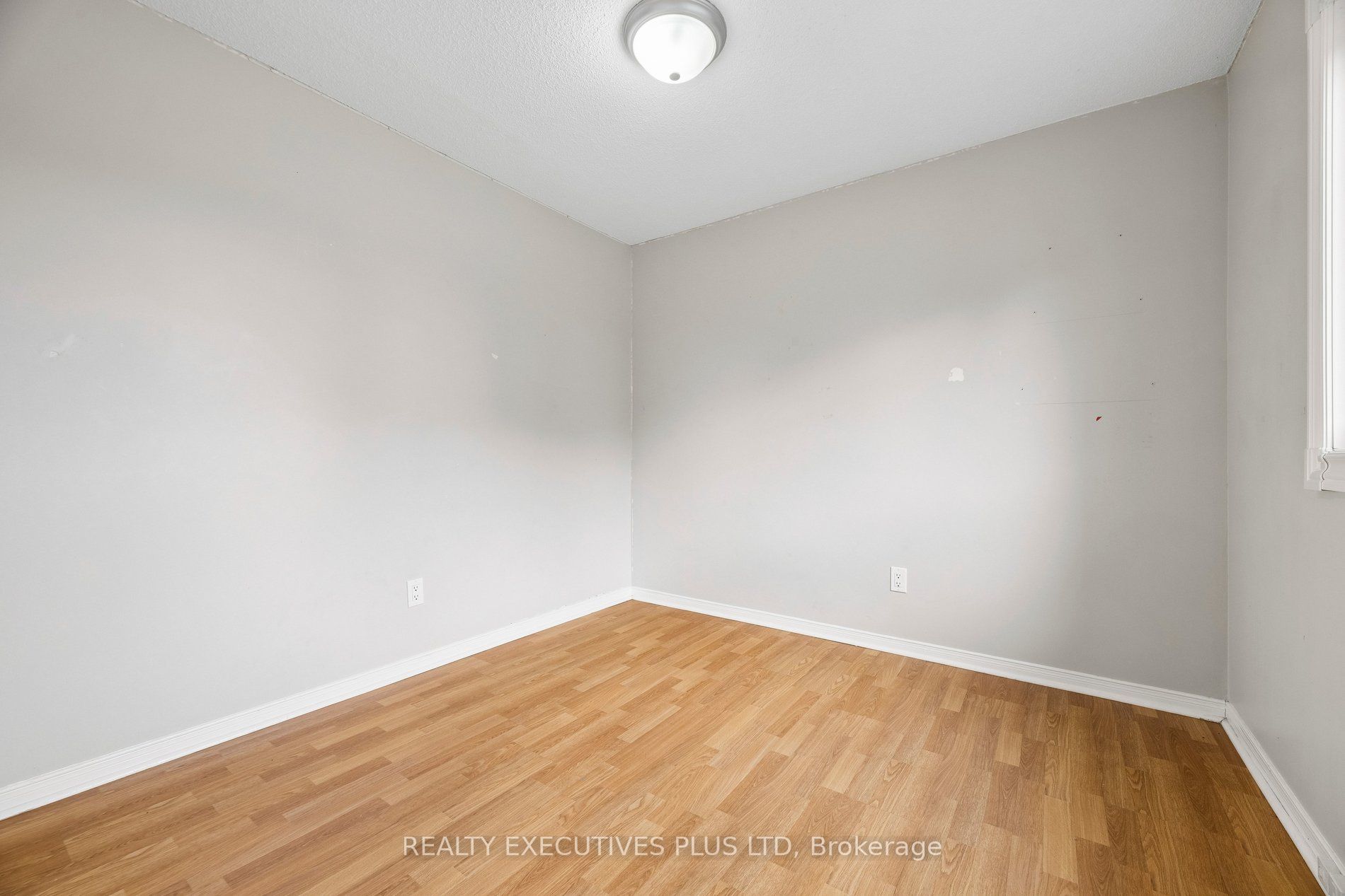 693 Barnes Crescent Property Photo 32