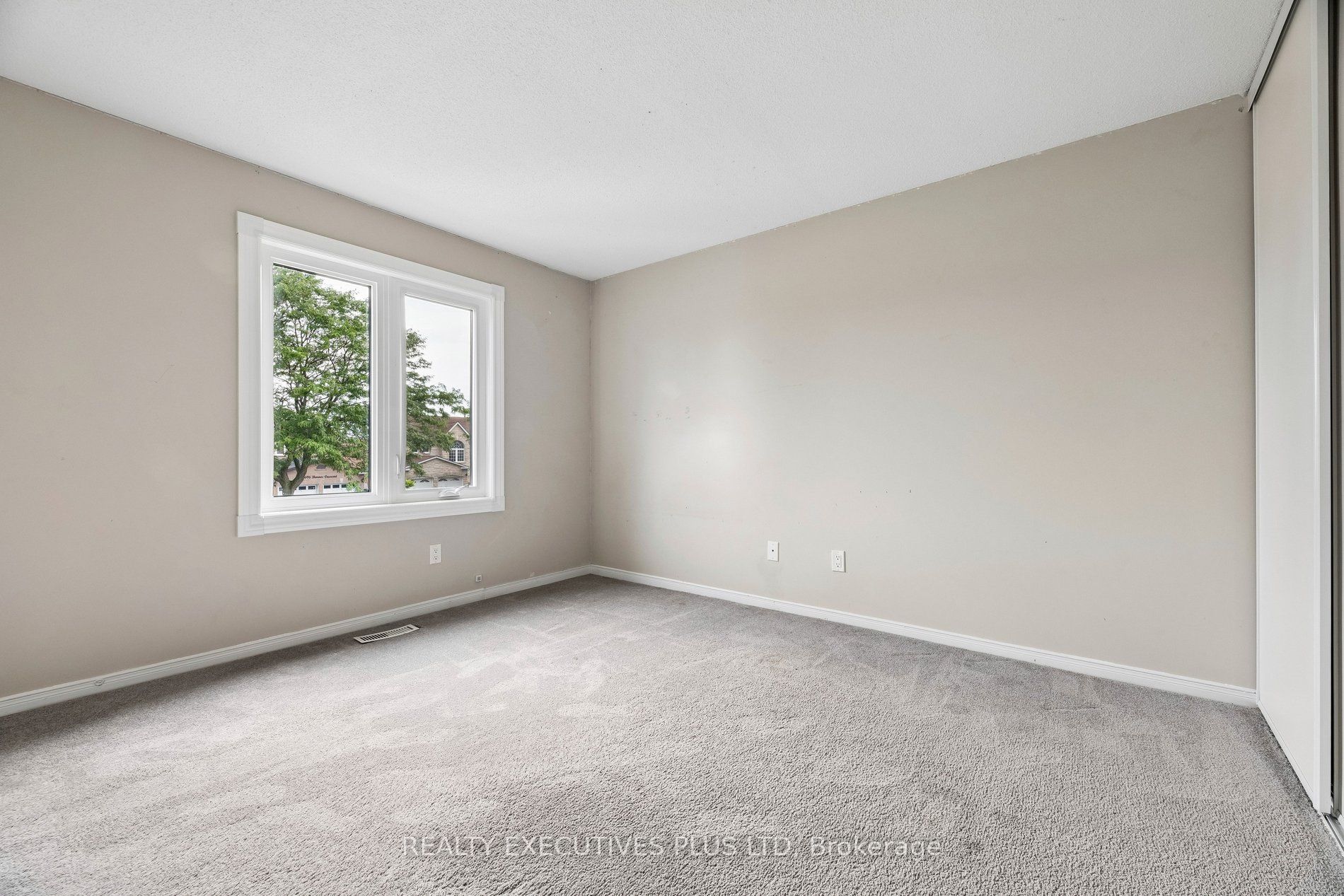 693 Barnes Crescent Property Photo 35