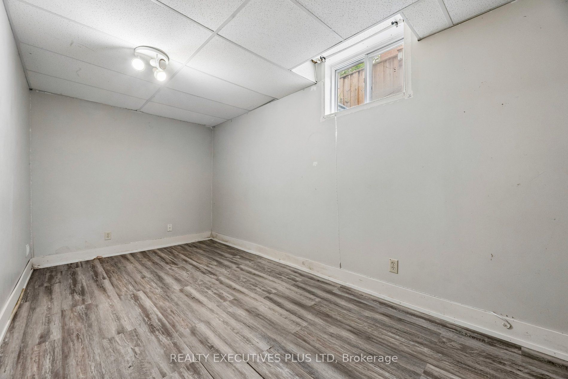 693 Barnes Crescent Property Photo 38
