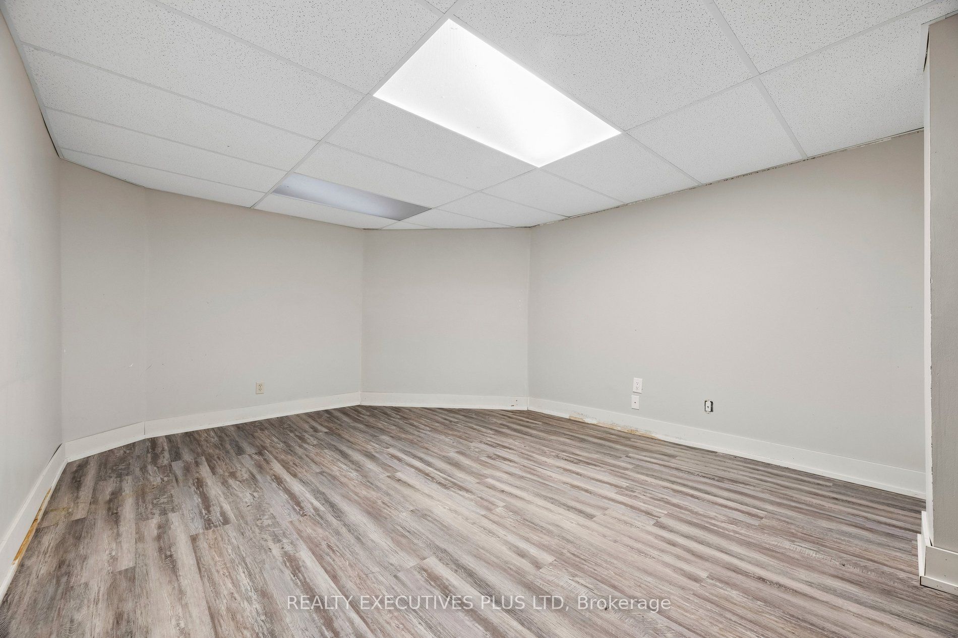 693 Barnes Crescent Property Photo 41