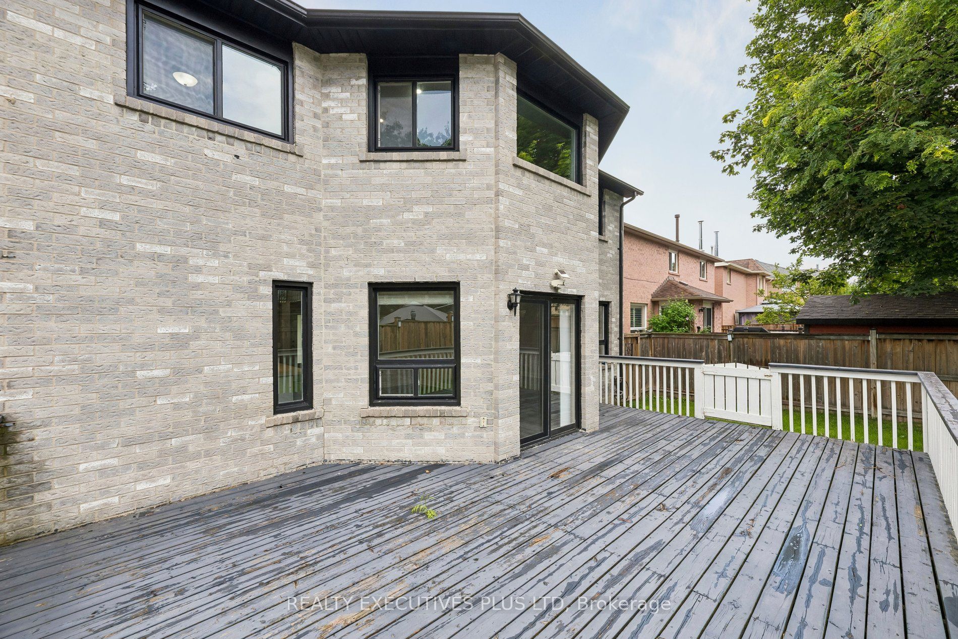 693 Barnes Crescent Property Photo 44