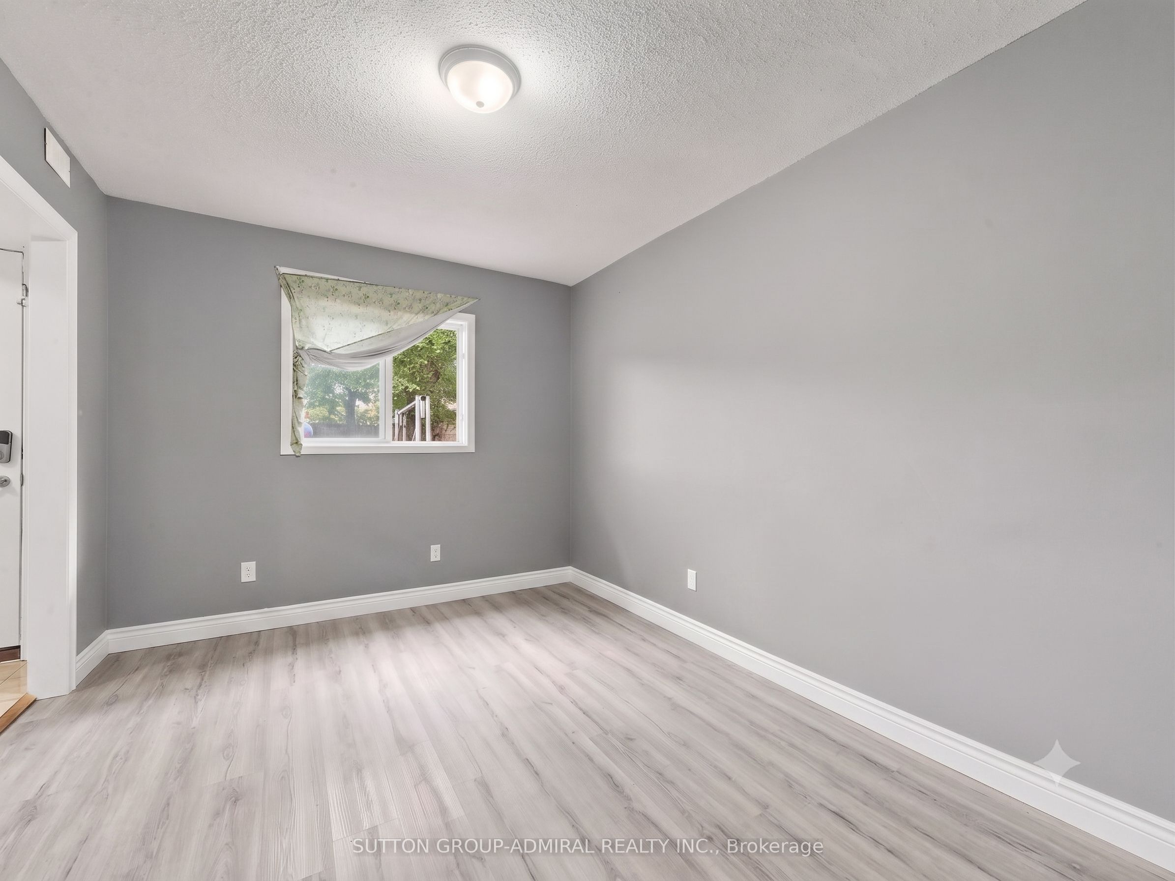 150 Centre Street S Property Photo 26