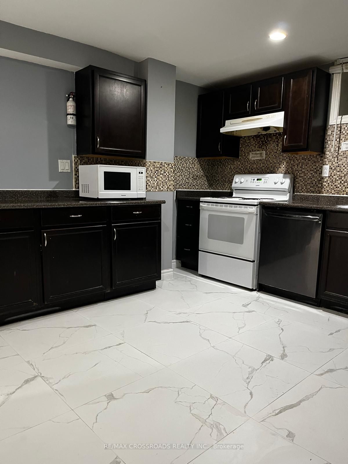 44 Romulus Basement Apartment Drive Property Photo 6