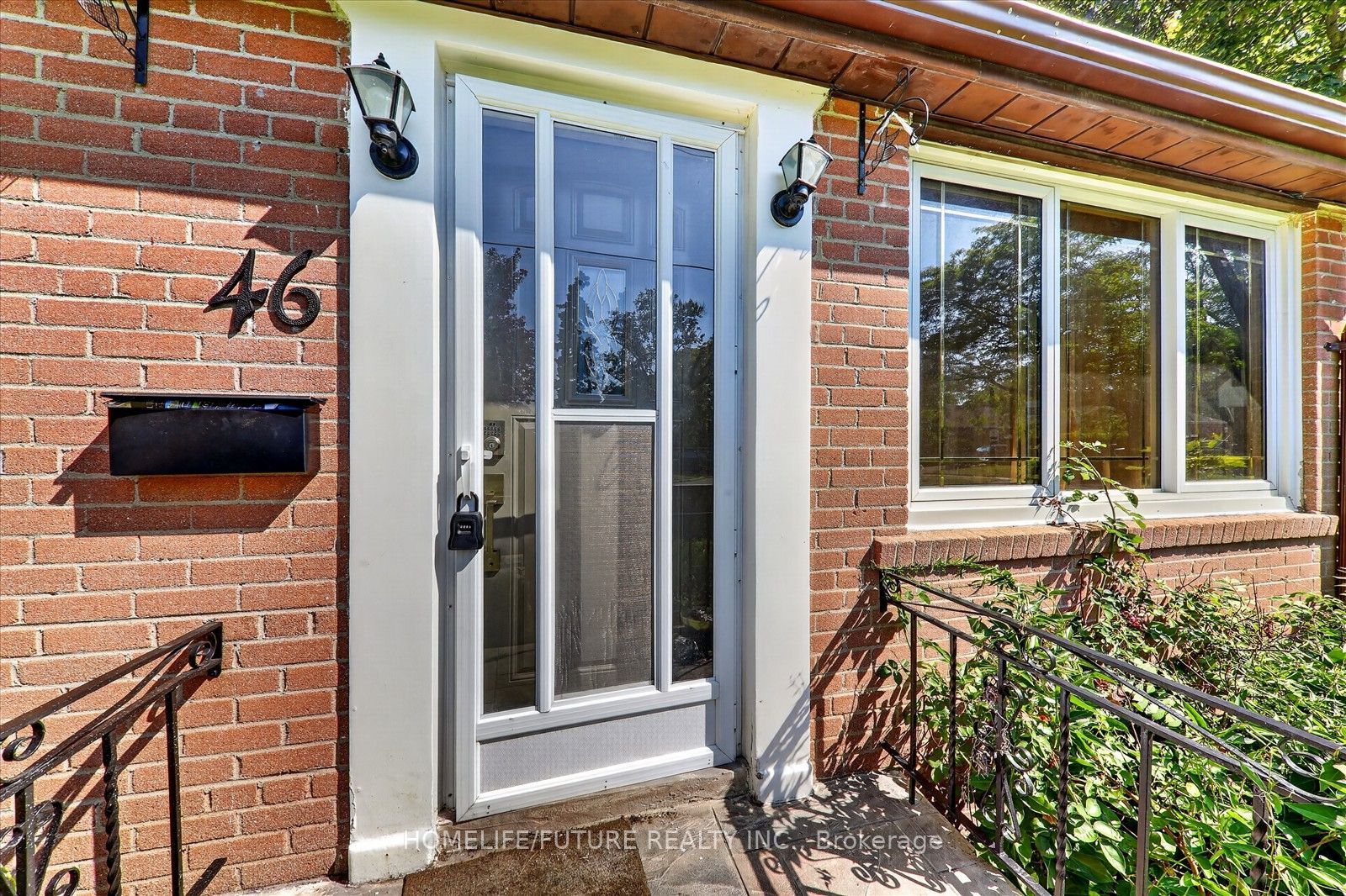 46 Stamford Square N Property Photo 5