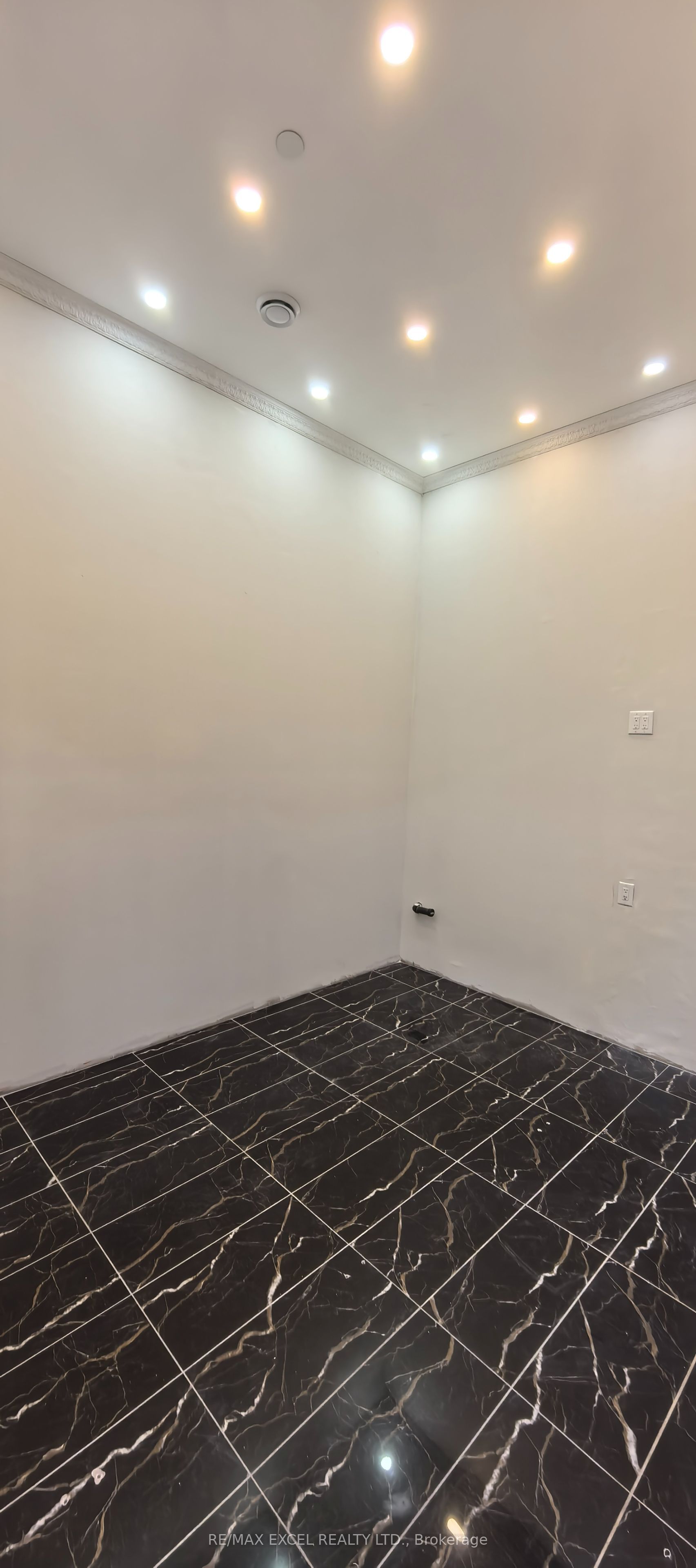 2900 Markham Road F12 Property Photo 10