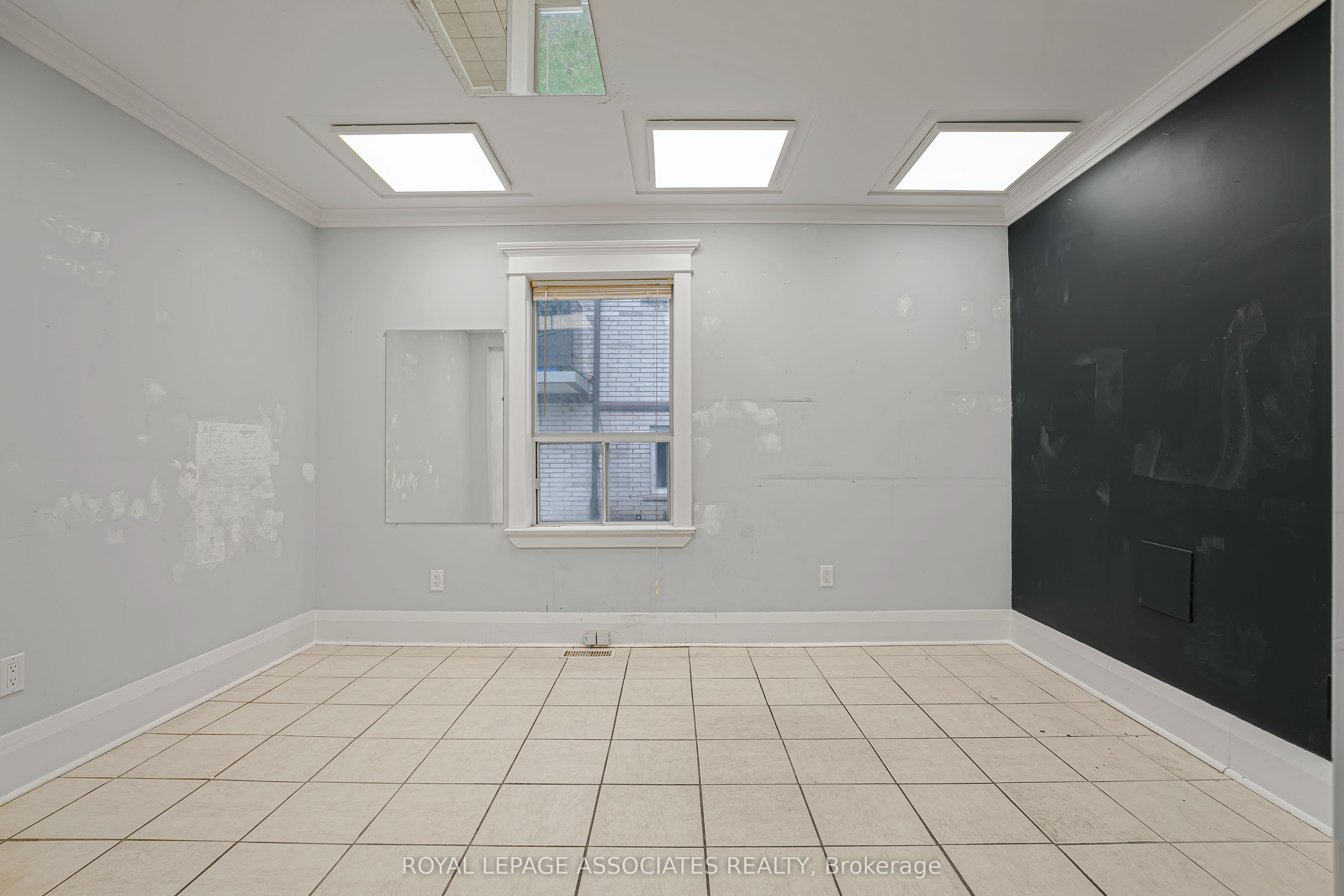 951 Simcoe Street N Property Photo 11