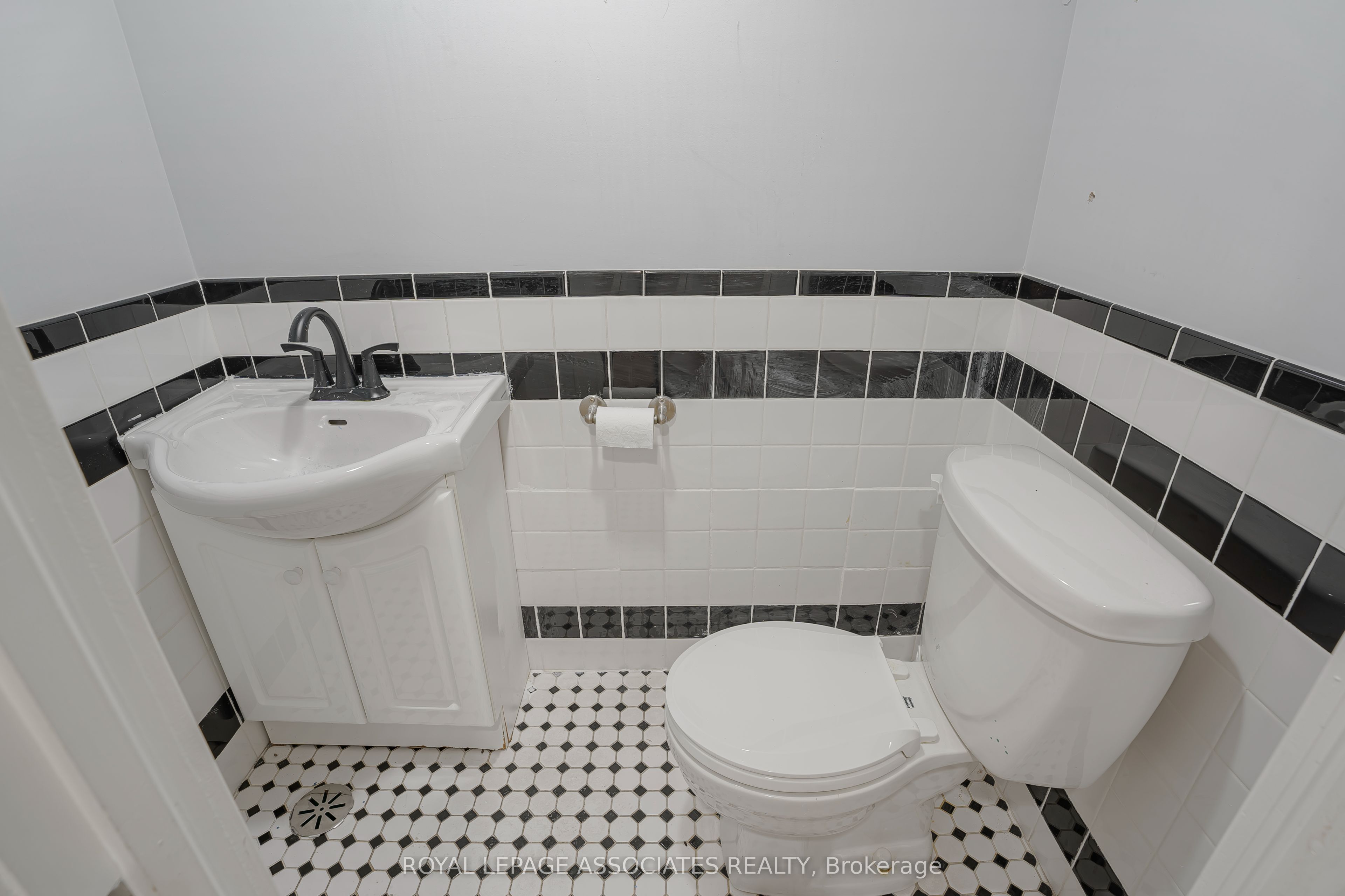 951 Simcoe Street N Property Photo 18