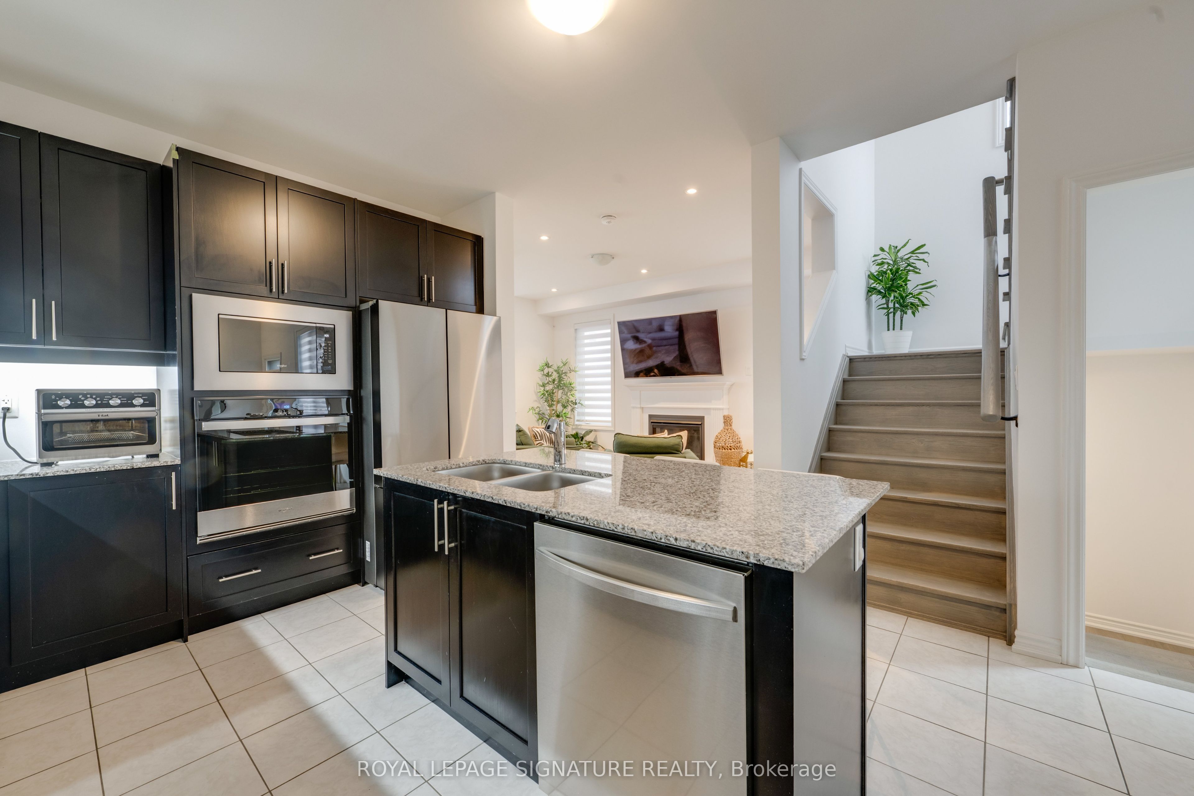 15 Mountainside Crescent Property Photo 17