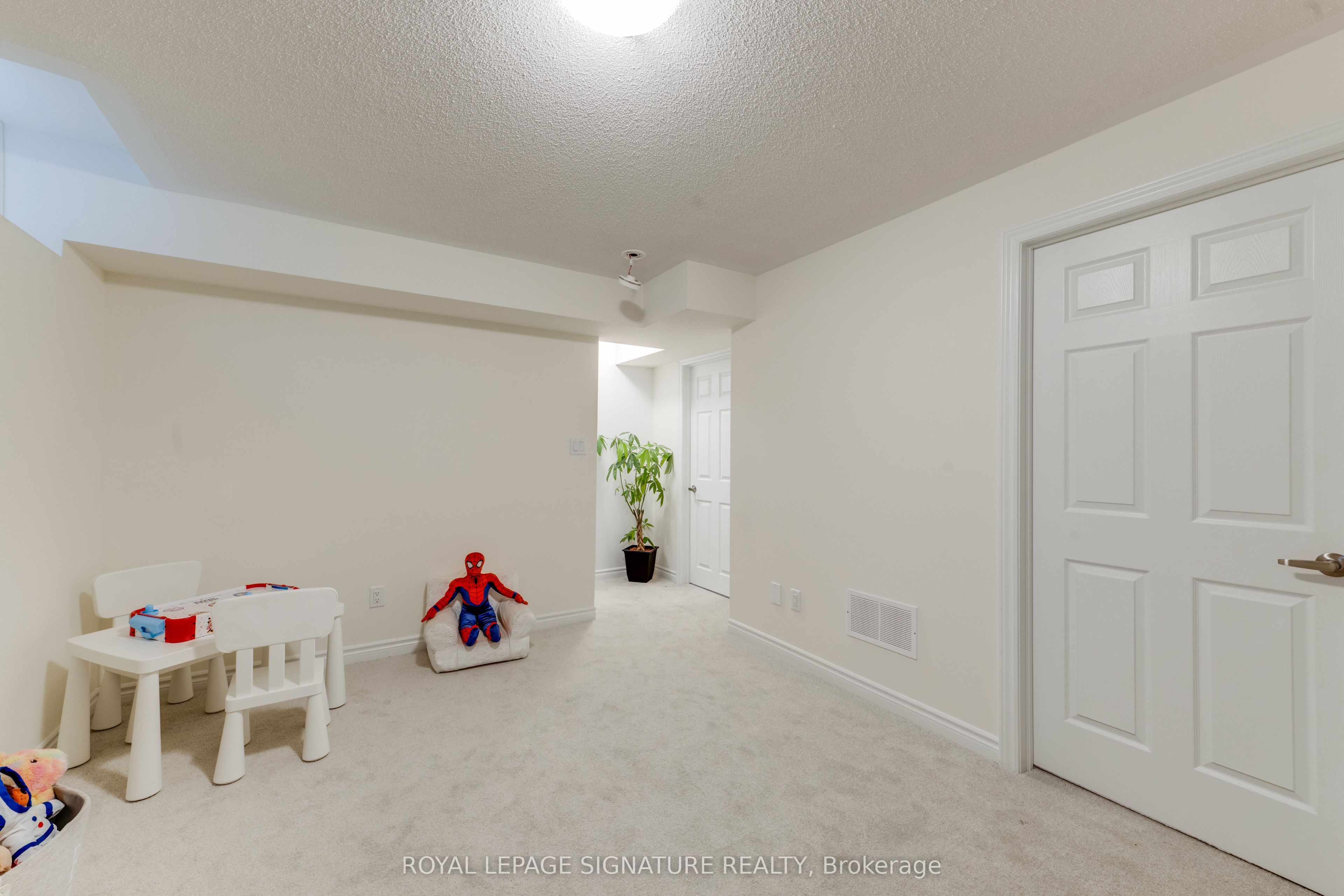 15 Mountainside Crescent Property Photo 39