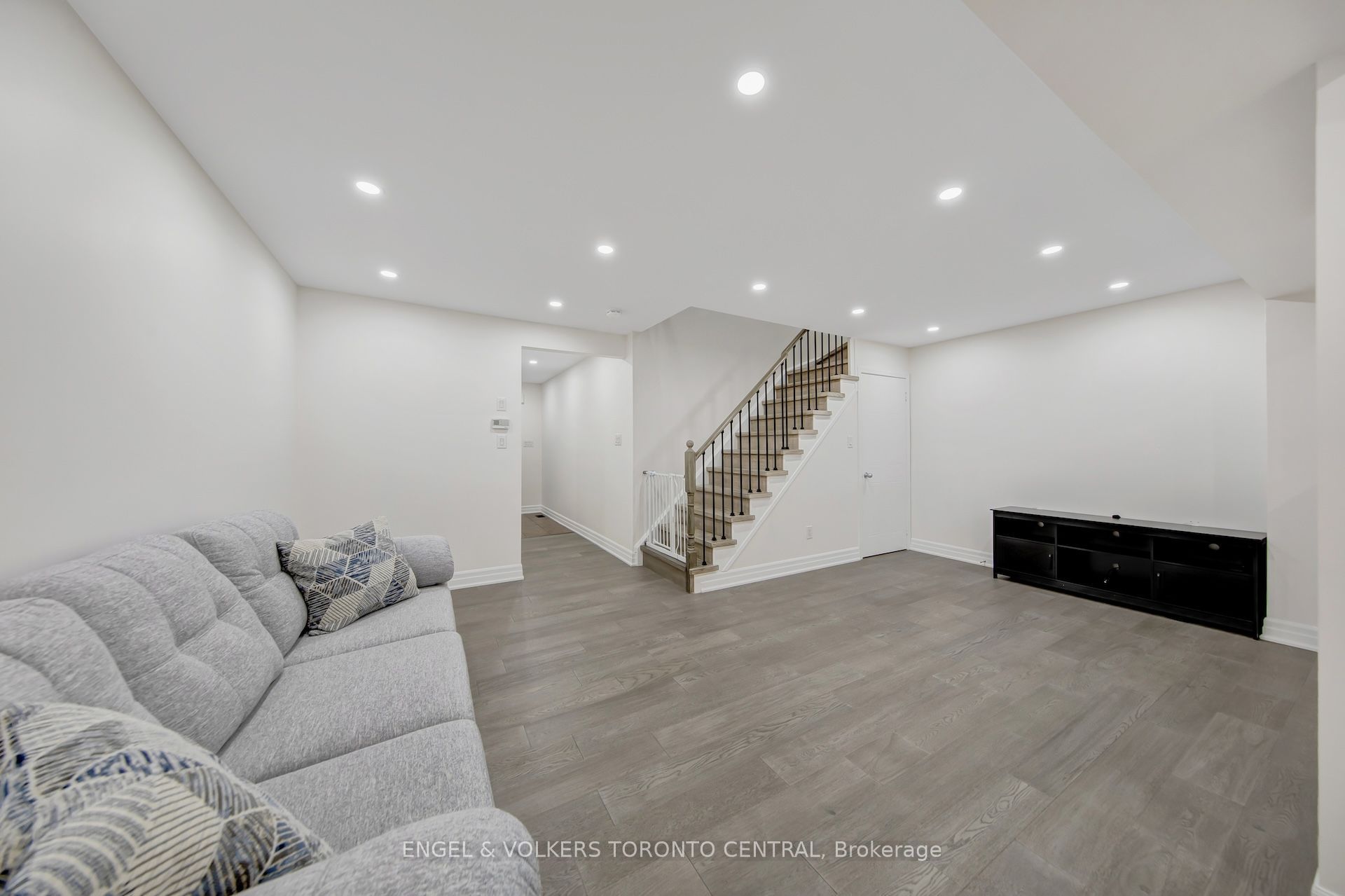 1511 Glenbourne Drive Property Photo 4