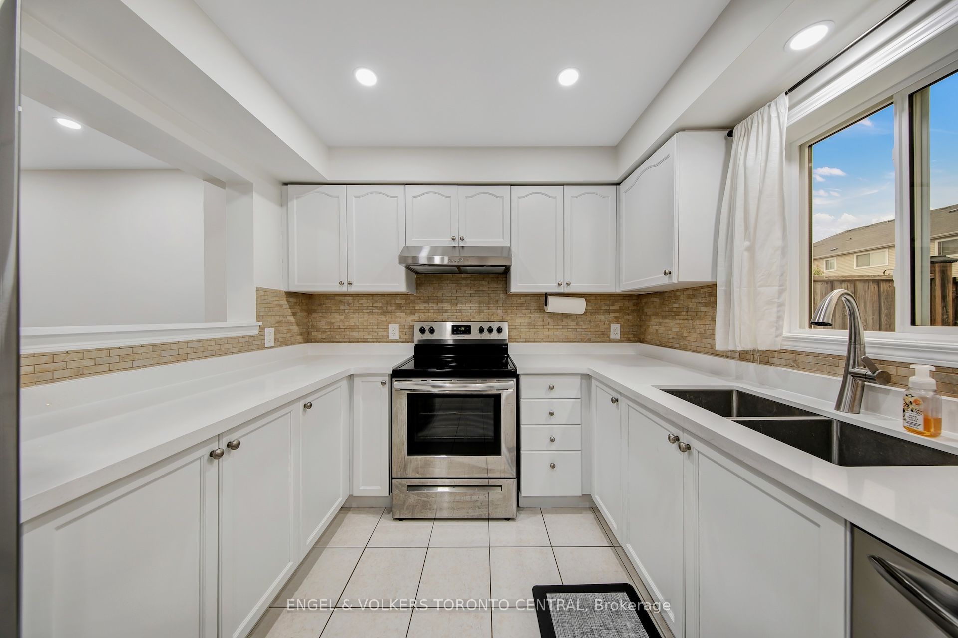 1511 Glenbourne Drive Property Photo 6
