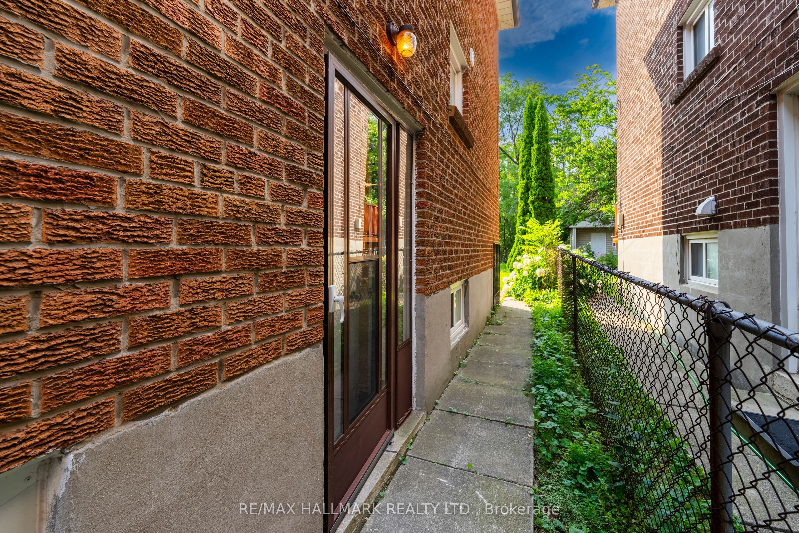 402 Kingston Road Upper / 2nd Property Photo 5