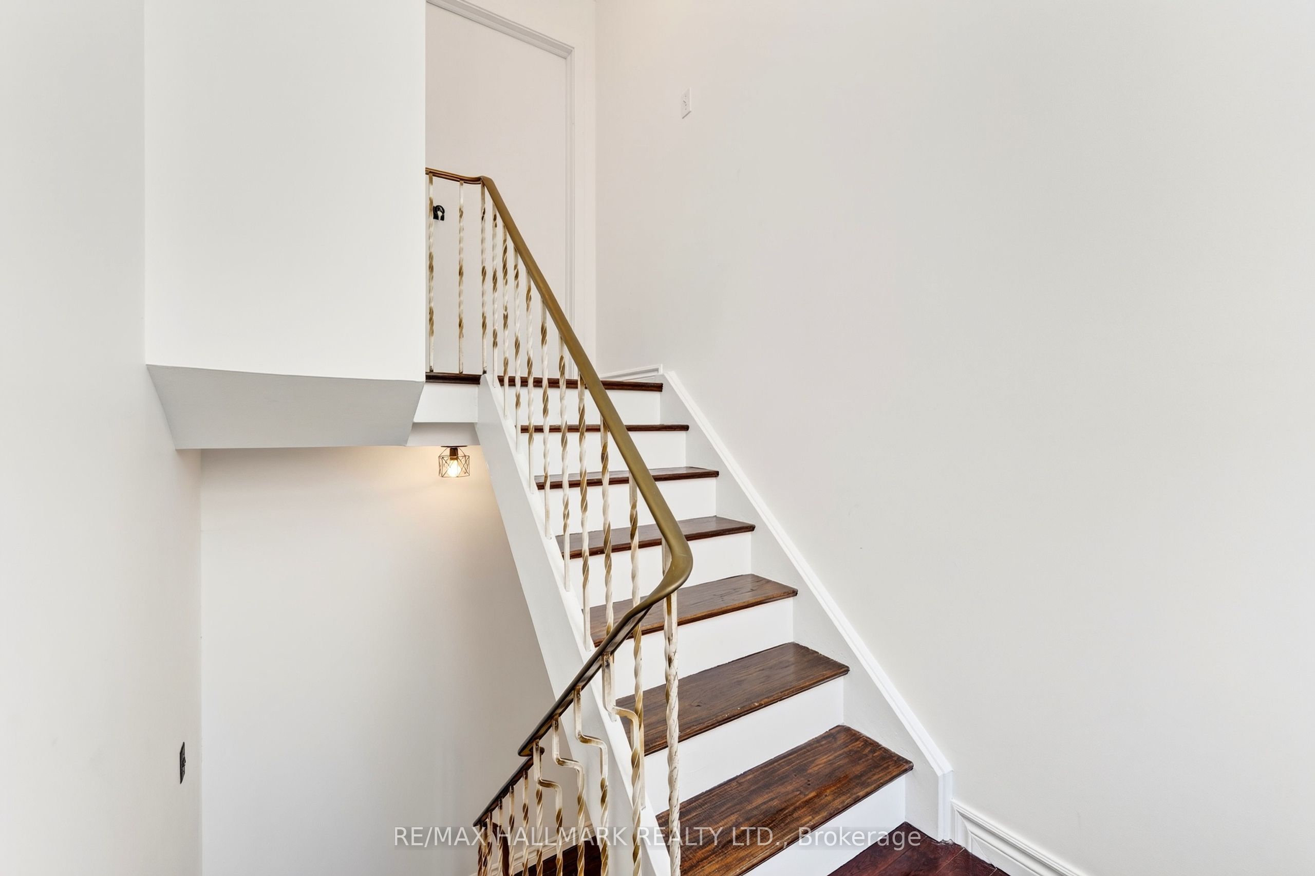 402 Kingston Road Upper / 2nd Property Photo 6