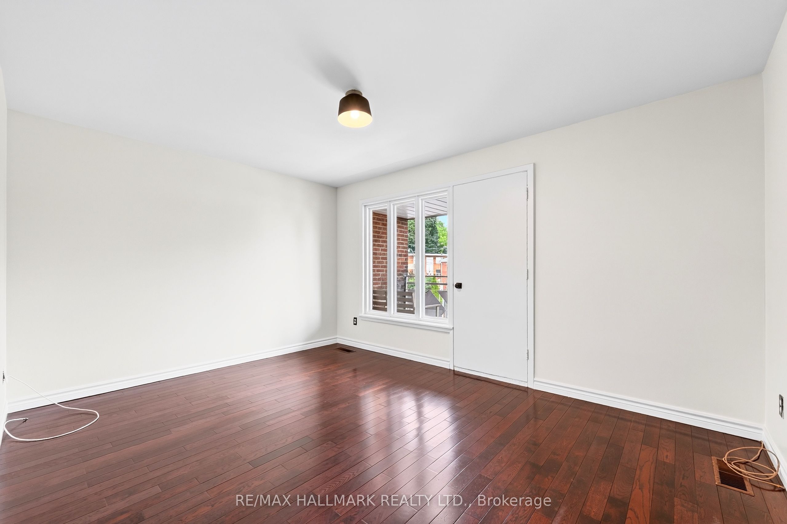 402 Kingston Road Upper / 2nd Property Photo 7