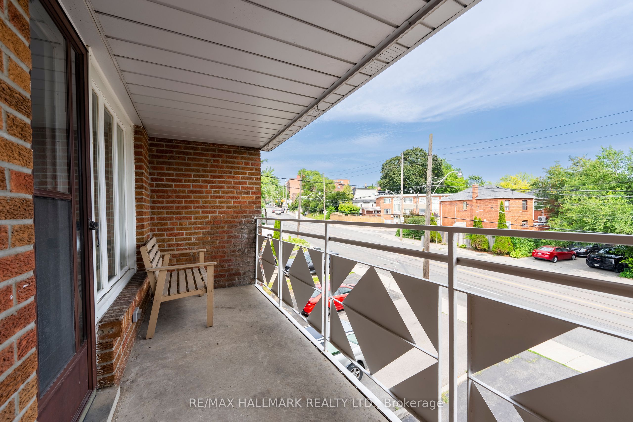 402 Kingston Road Upper / 2nd Property Photo 9