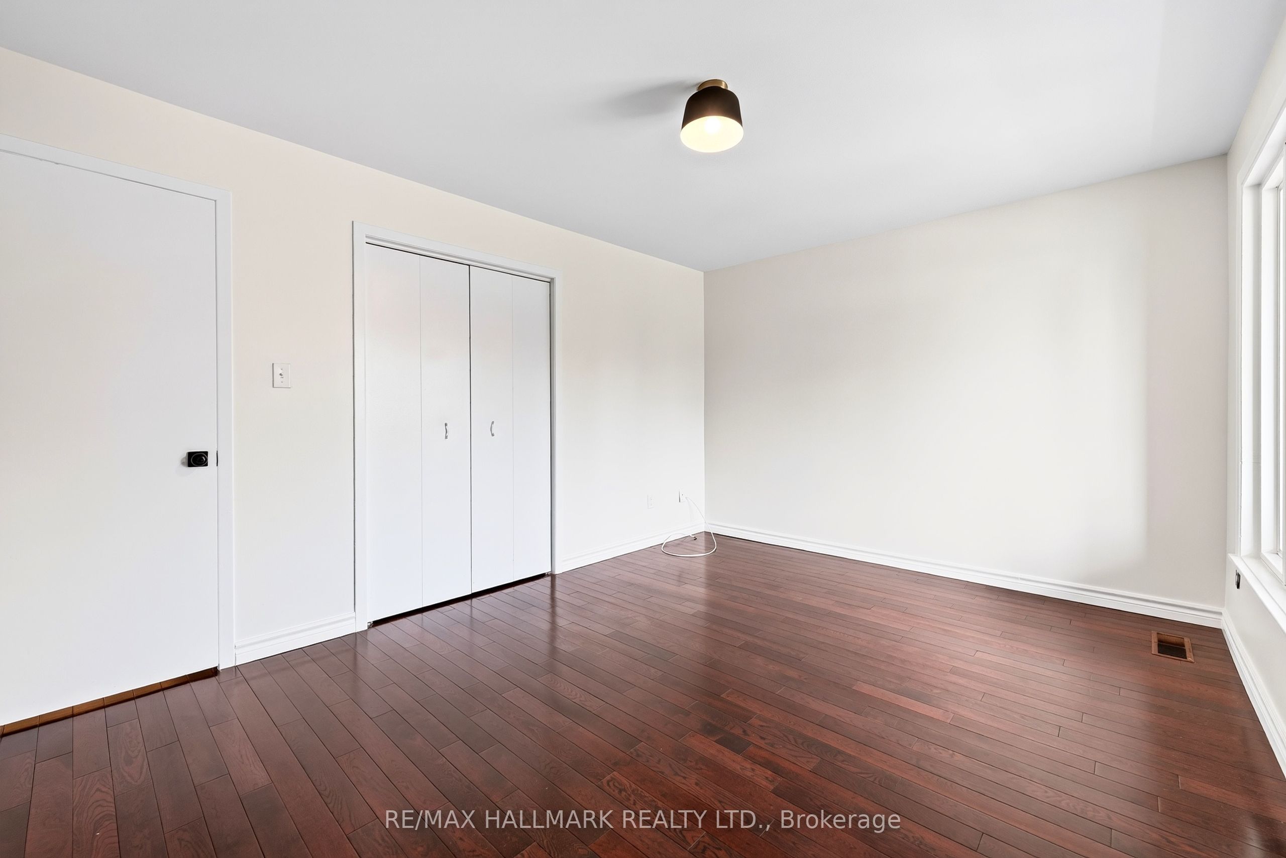 402 Kingston Road Upper / 2nd Property Photo 11