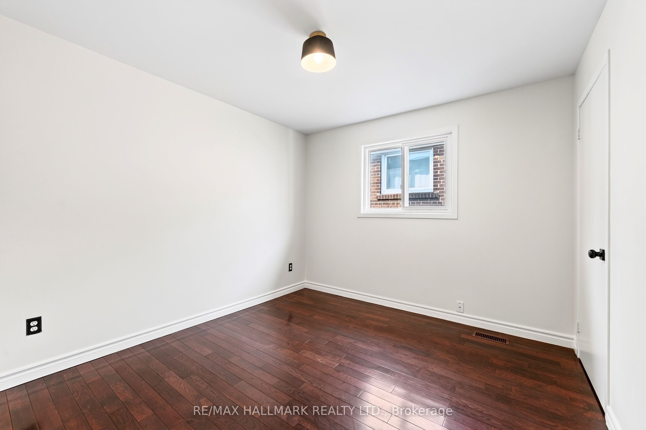 402 Kingston Road Upper / 2nd Property Photo 13