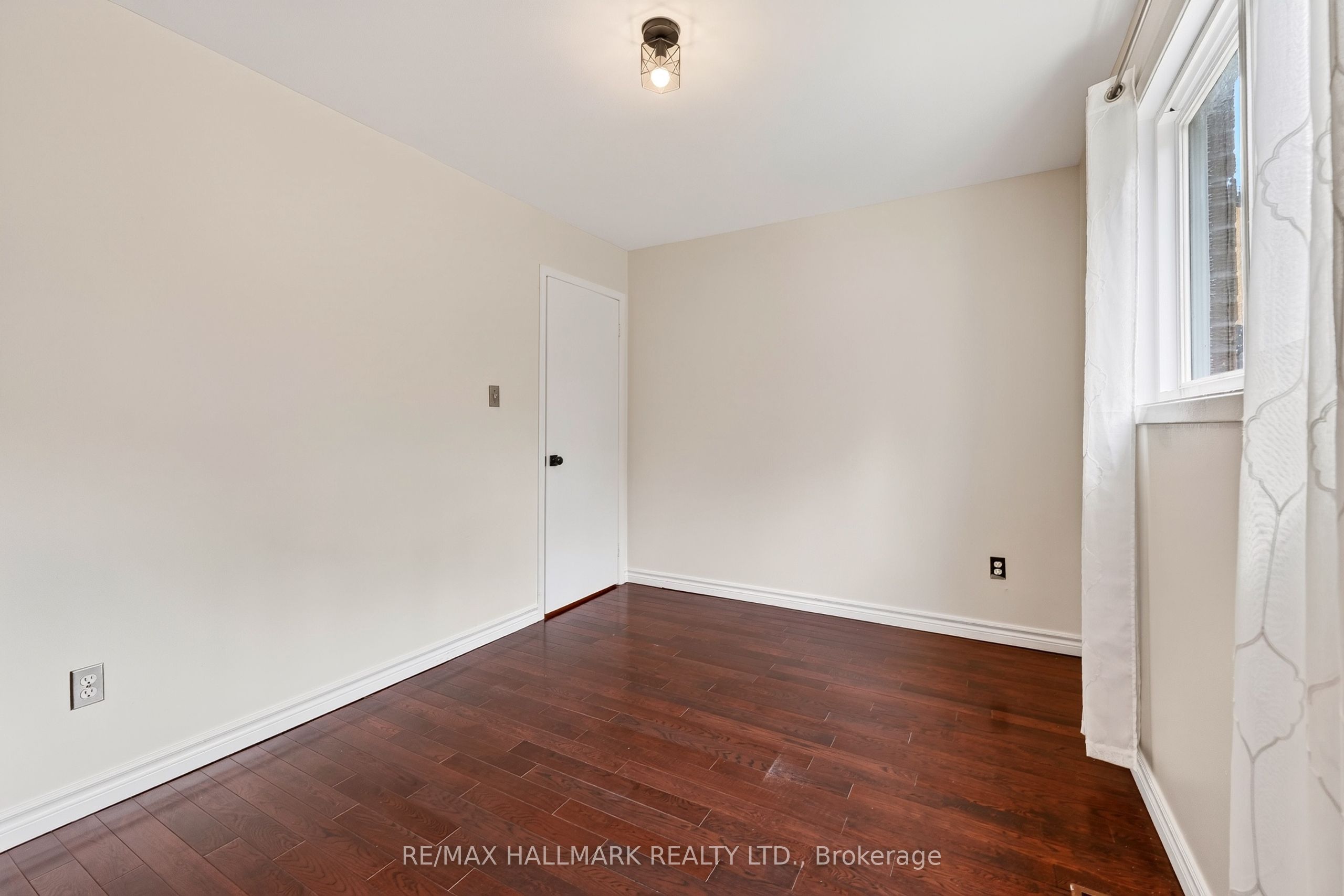 402 Kingston Road Upper / 2nd Property Photo 14
