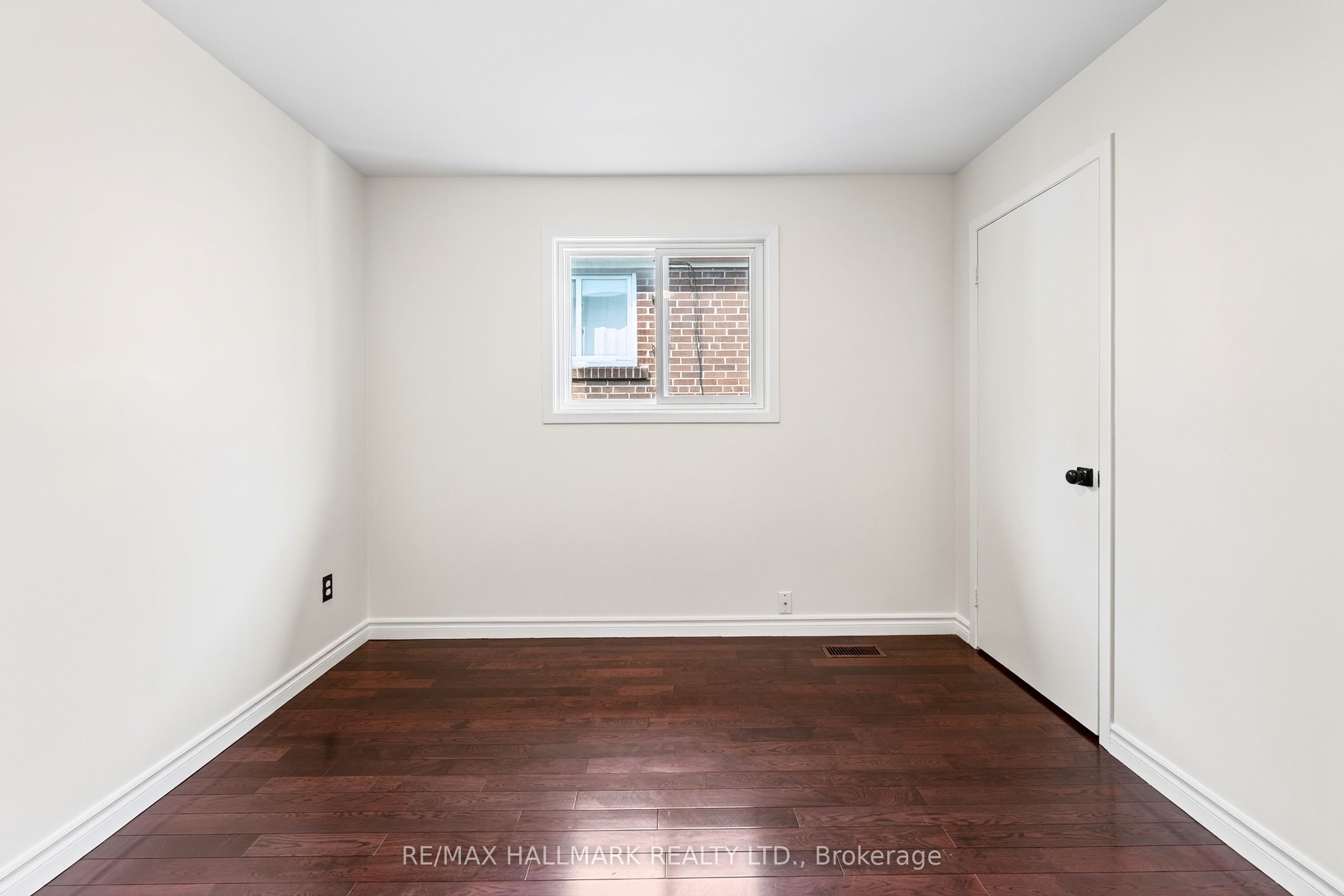 402 Kingston Road Upper / 2nd Property Photo 15