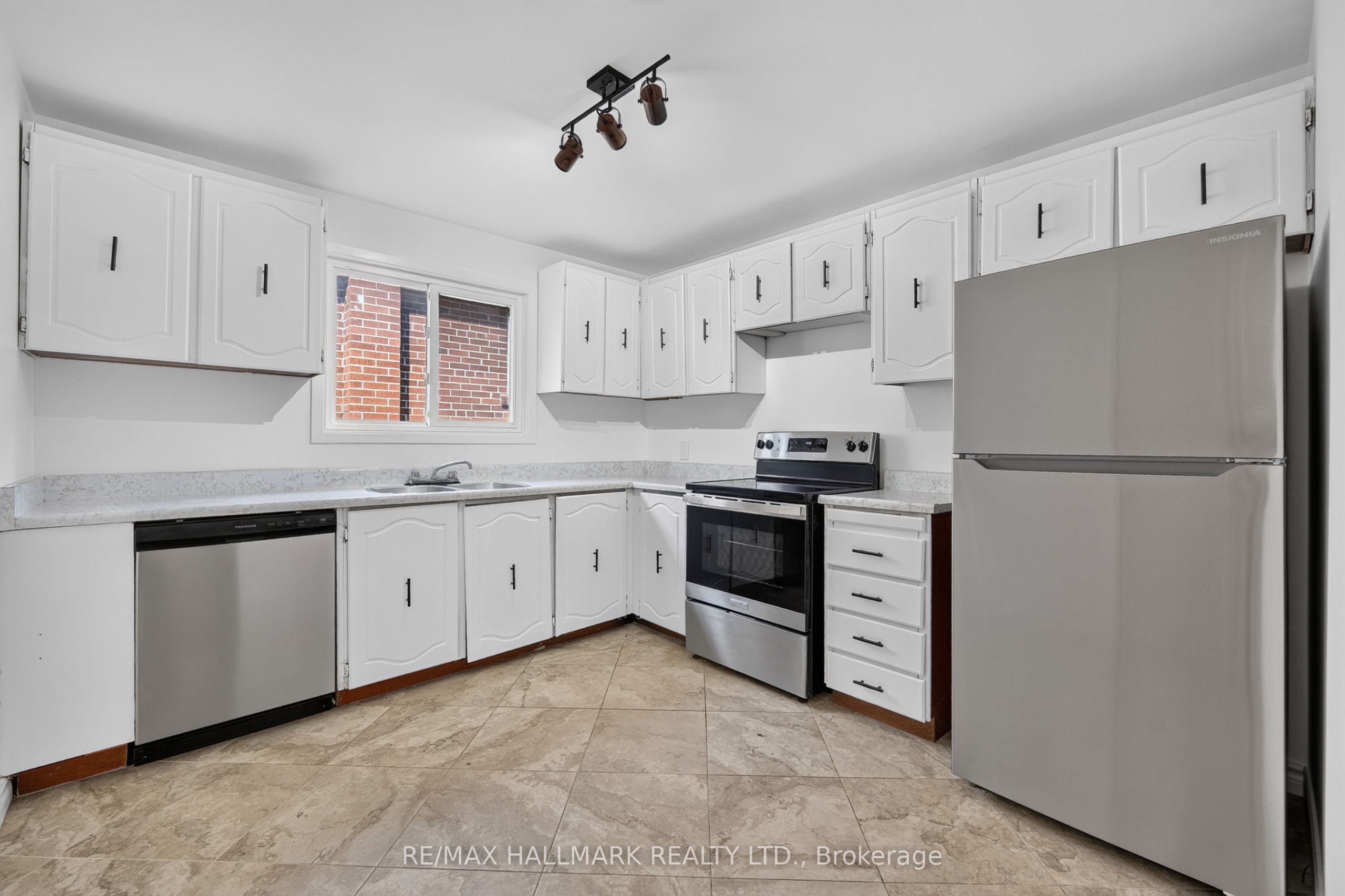 402 Kingston Road Upper / 2nd Property Photo 17