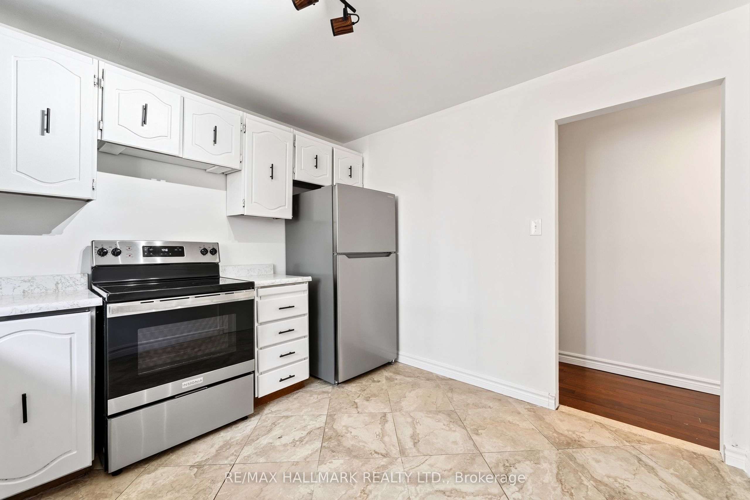 402 Kingston Road Upper / 2nd Property Photo 18