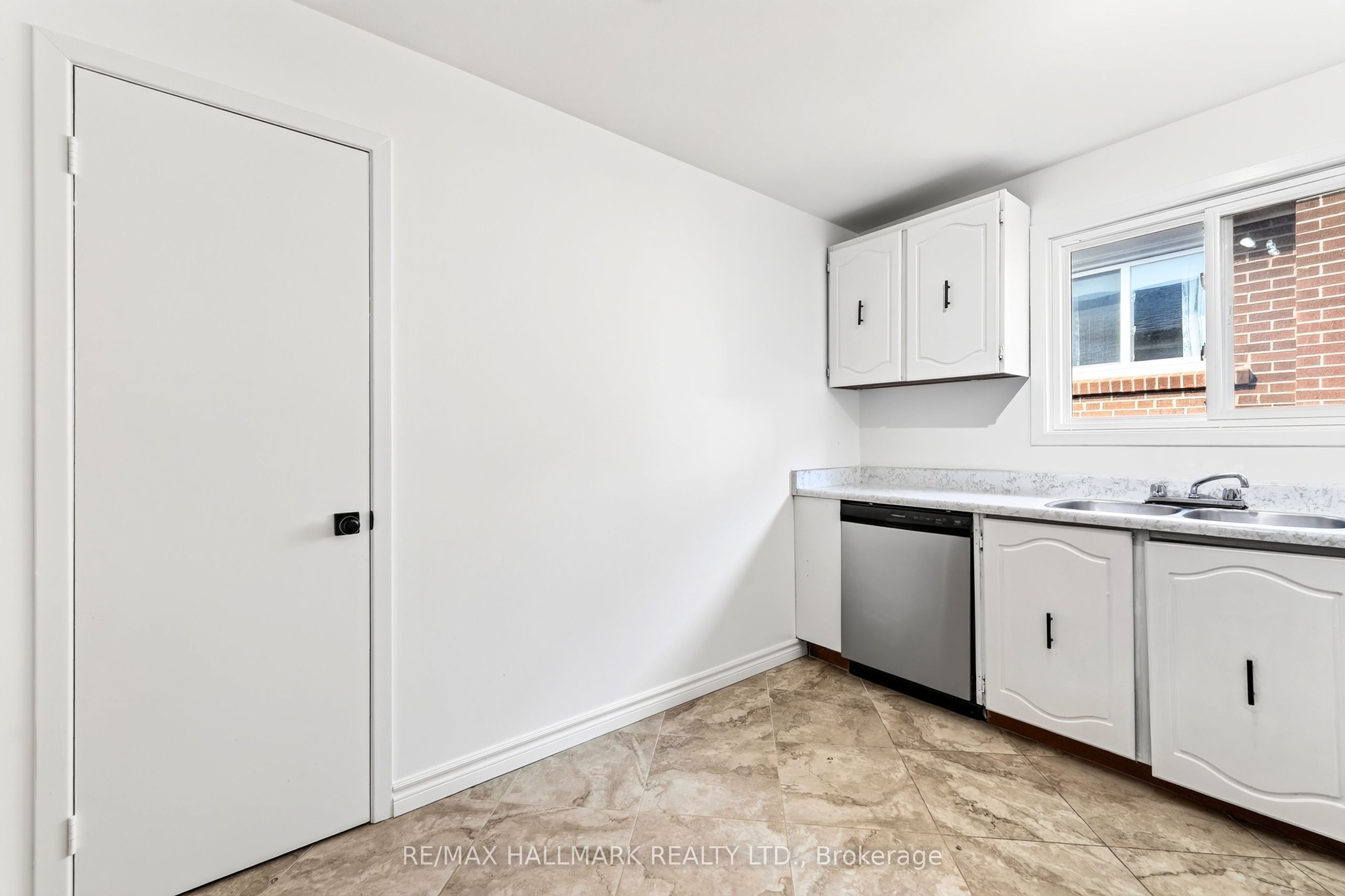 402 Kingston Road Upper / 2nd Property Photo 19