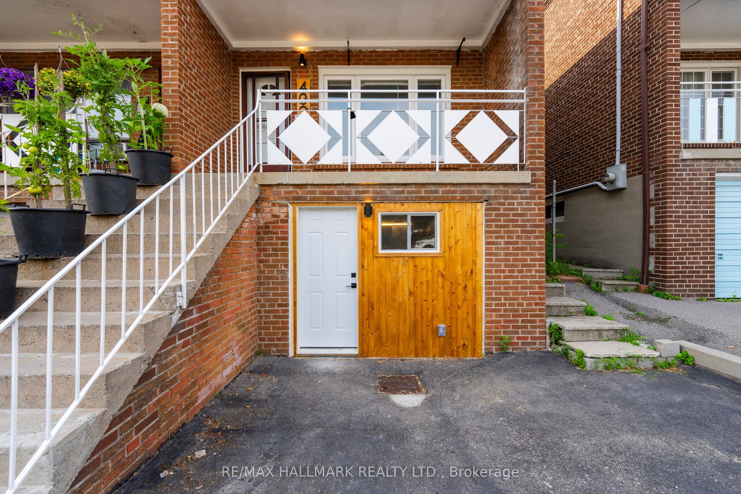 402 Kingston Road Upper / 2nd Property Photo 24