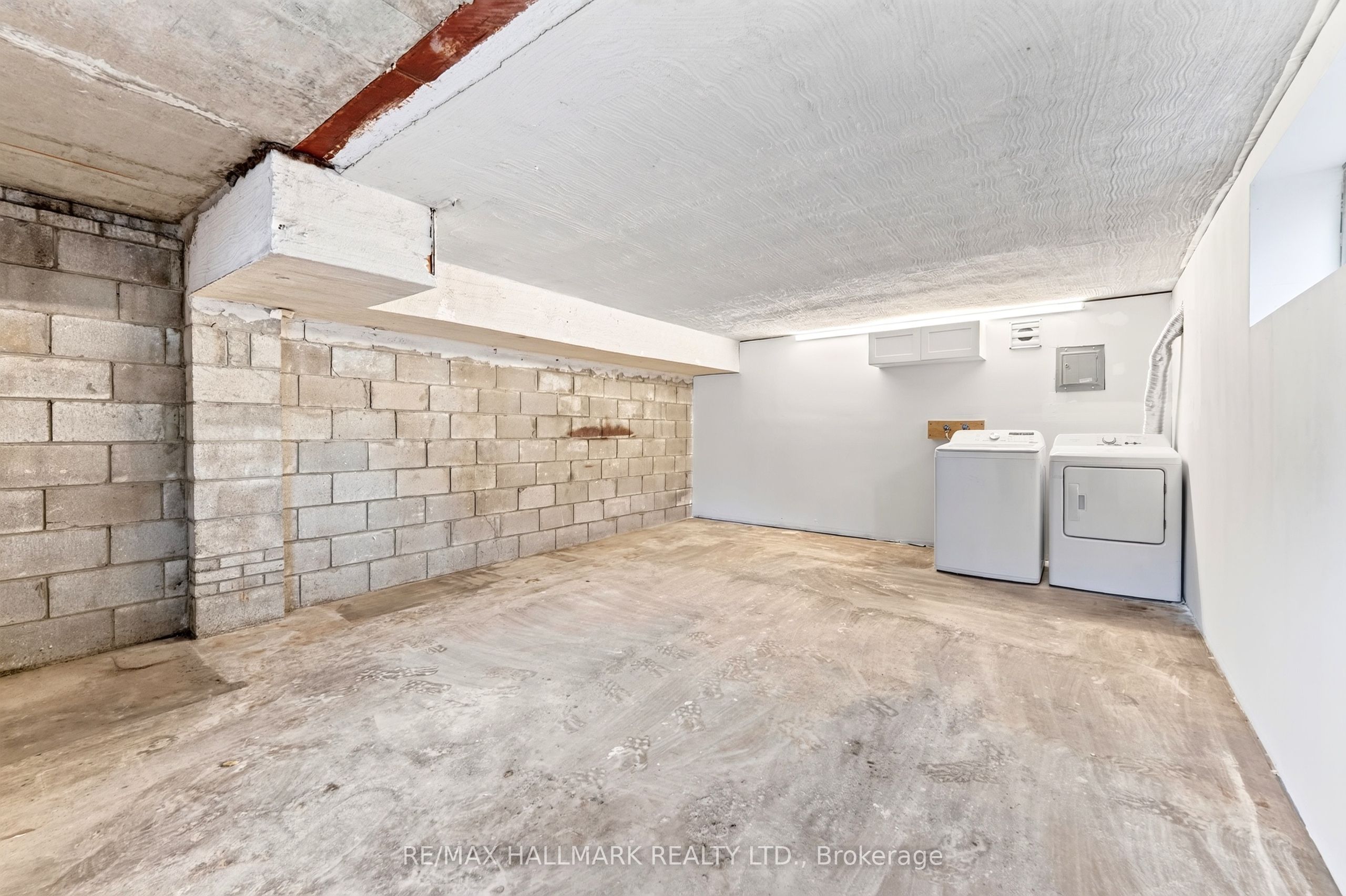 402 Kingston Road Upper / 2nd Property Photo 25