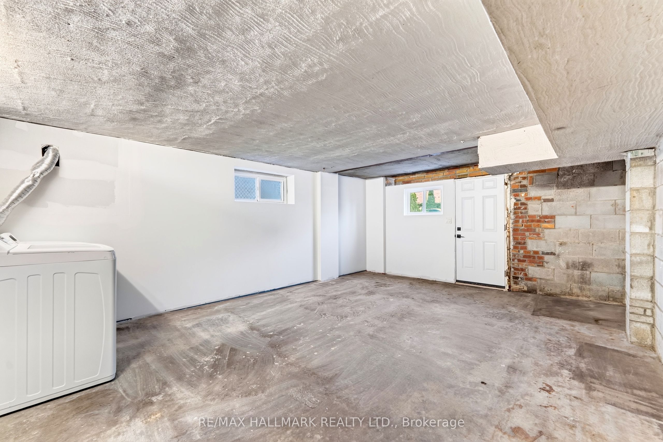402 Kingston Road Upper / 2nd Property Photo 26