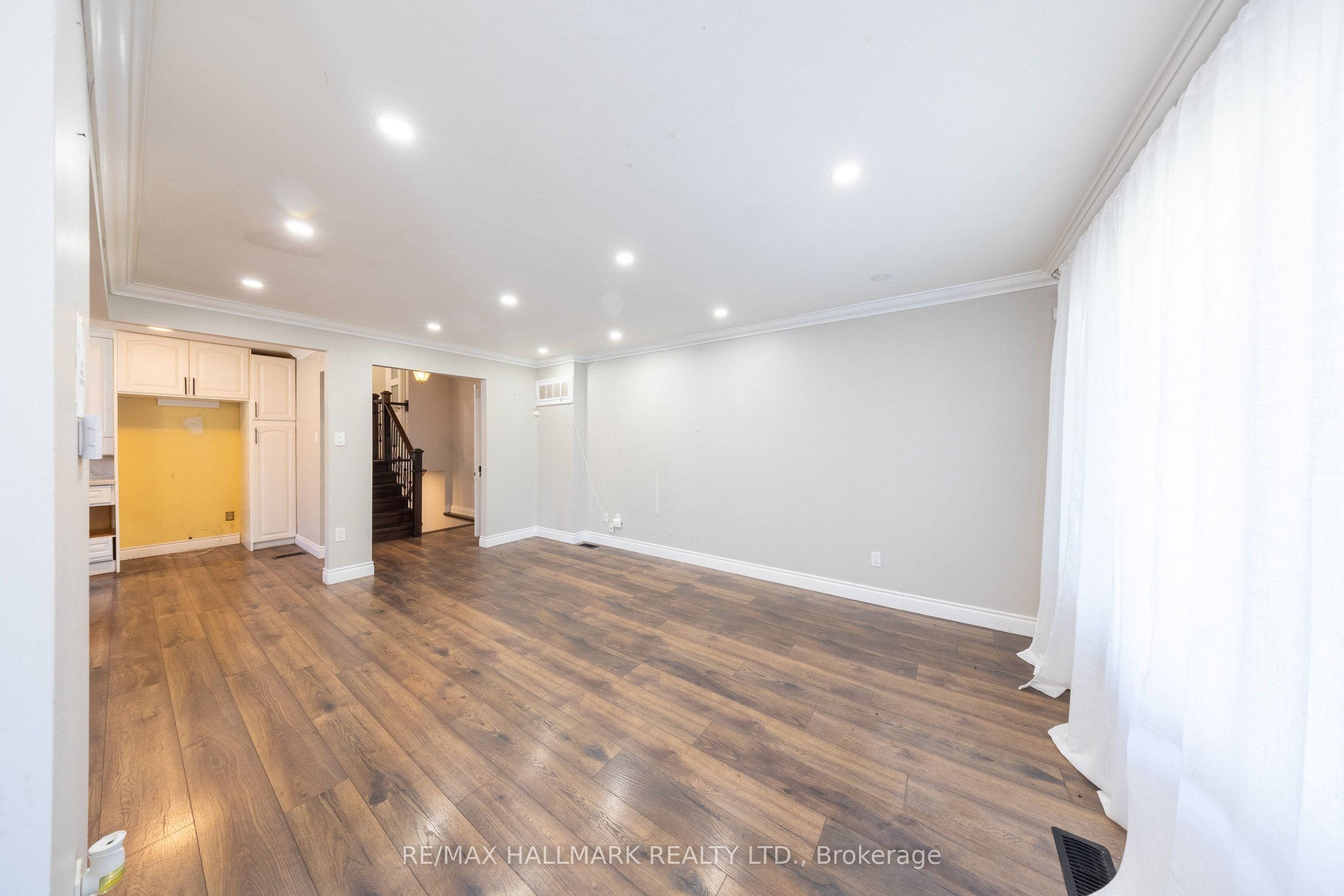 109 Thickson Road S Property Photo 9