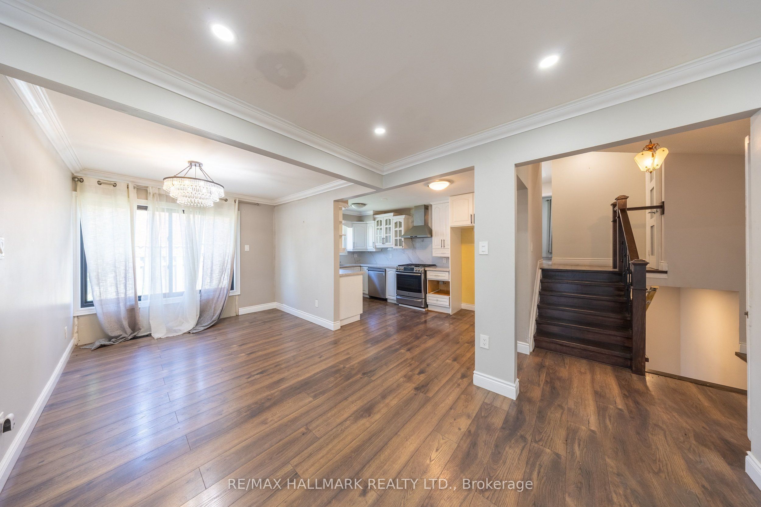 109 Thickson Road S Property Photo 12