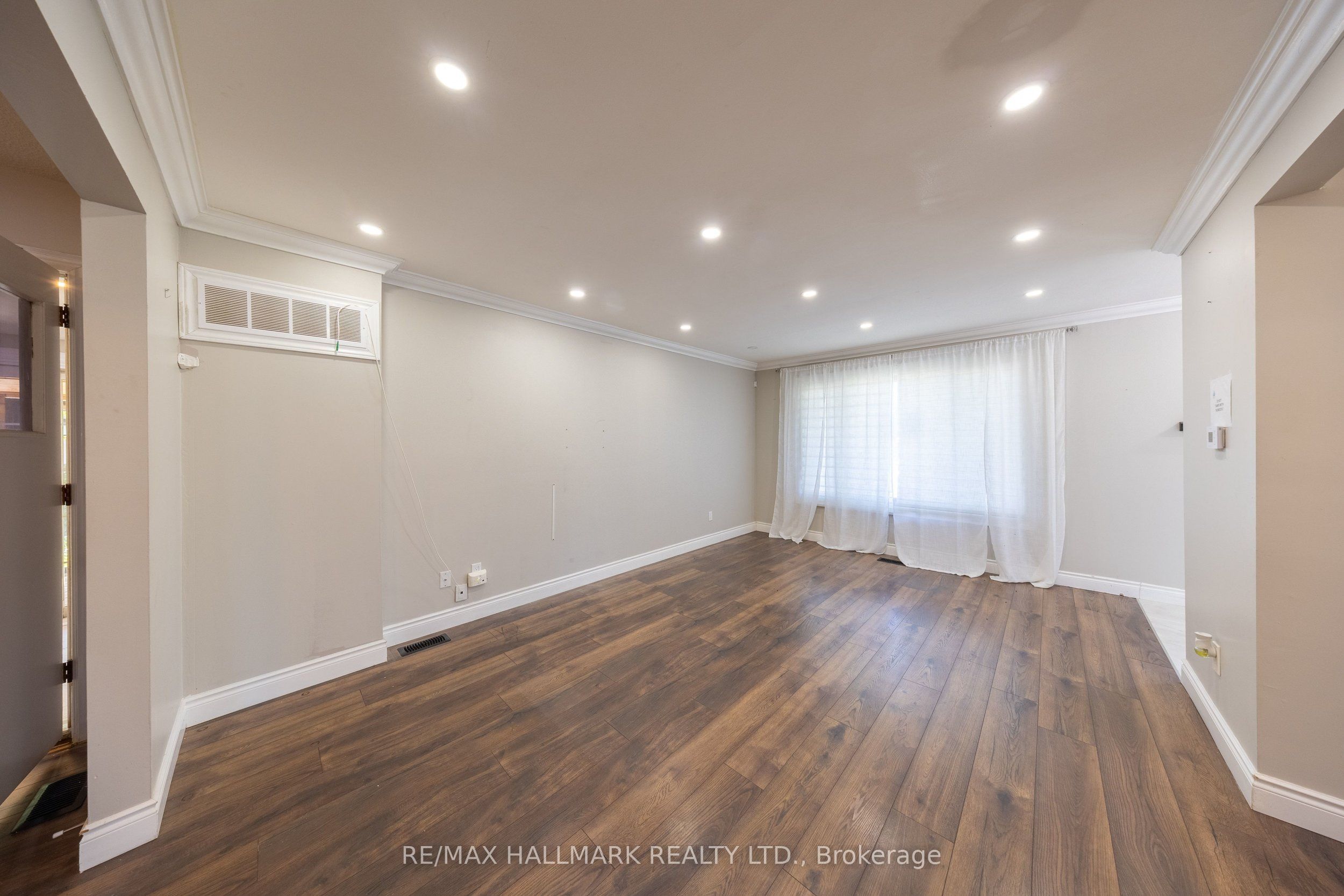 109 Thickson Road S Property Photo 14