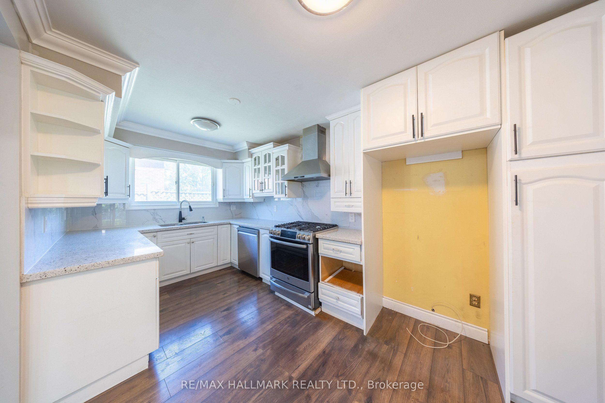 109 Thickson Road S Property Photo 16