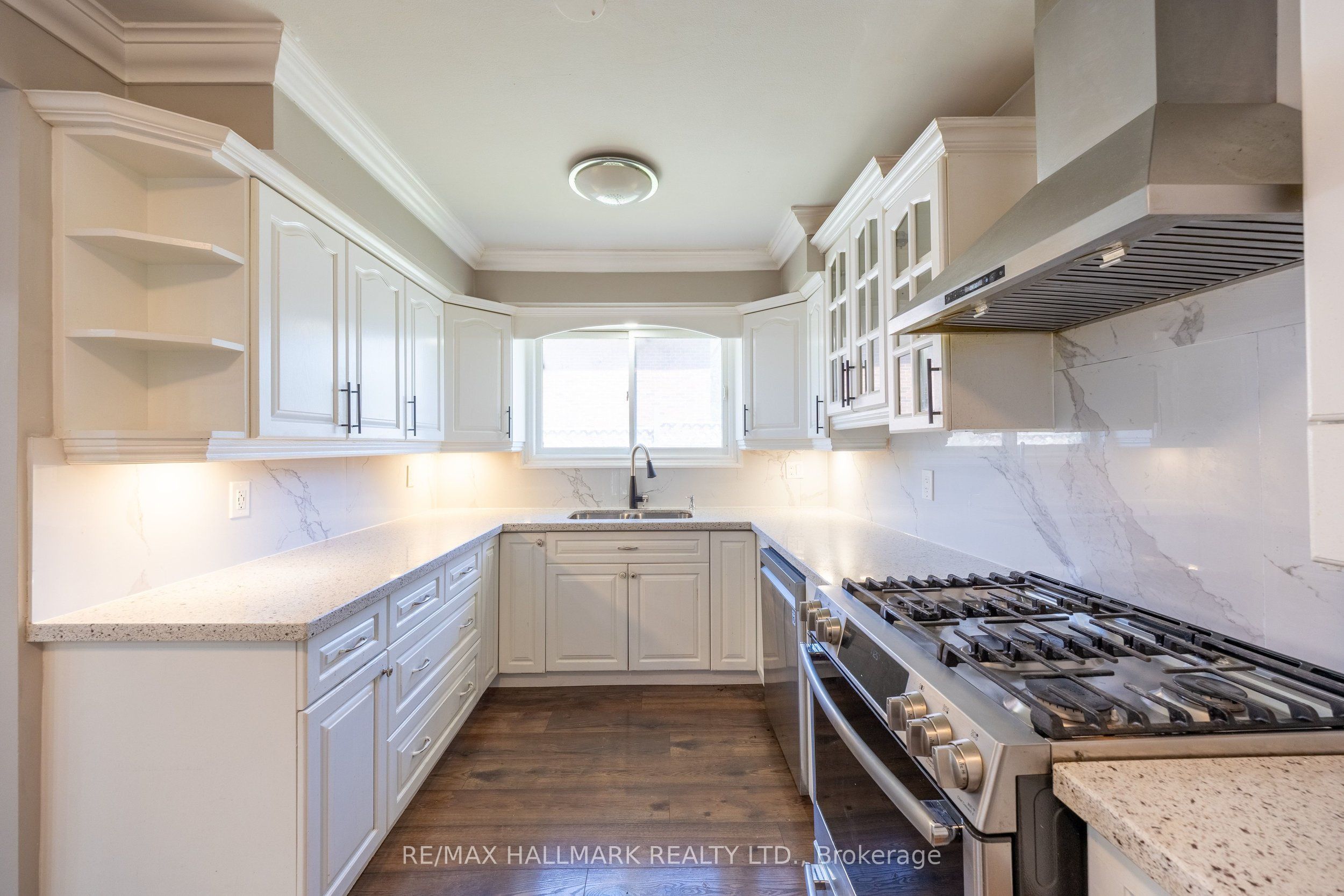 109 Thickson Road S Property Photo 18