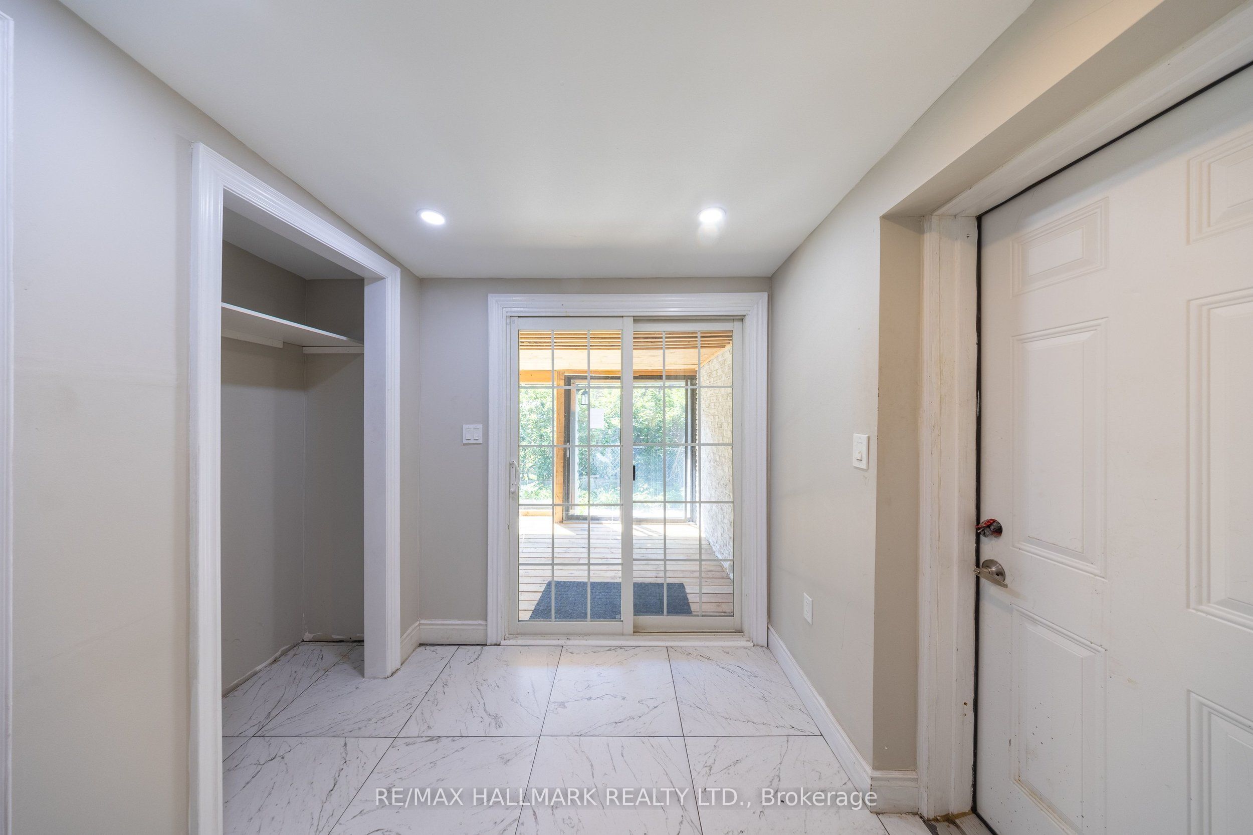 109 Thickson Road S Property Photo 20