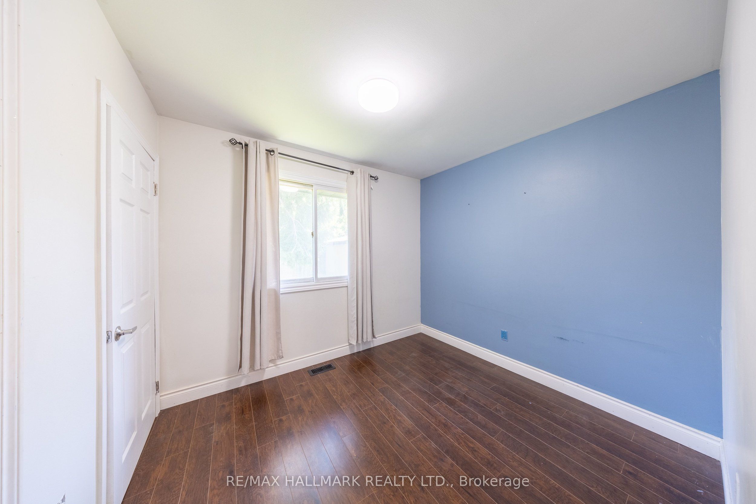 109 Thickson Road S Property Photo 30