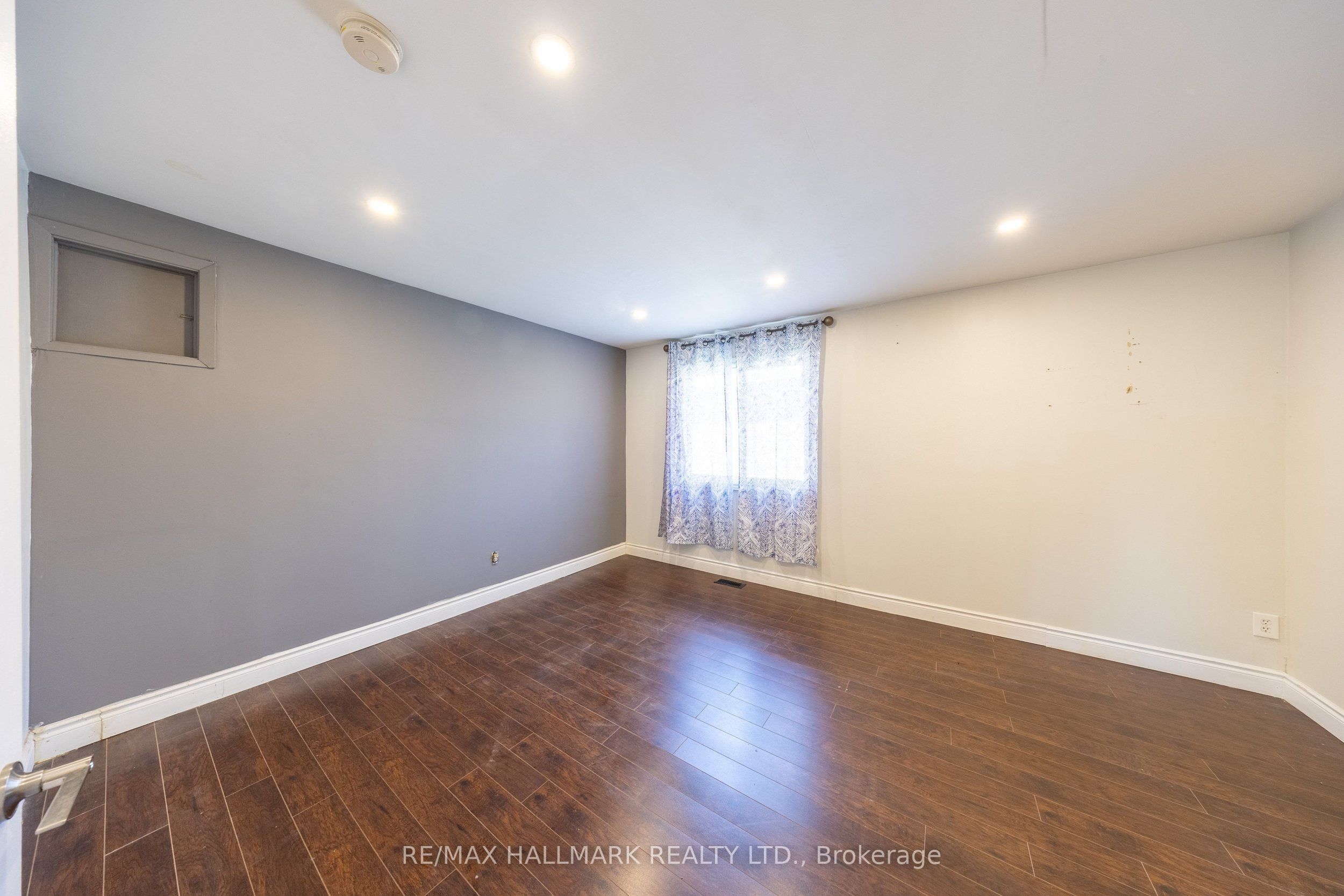109 Thickson Road S Property Photo 32