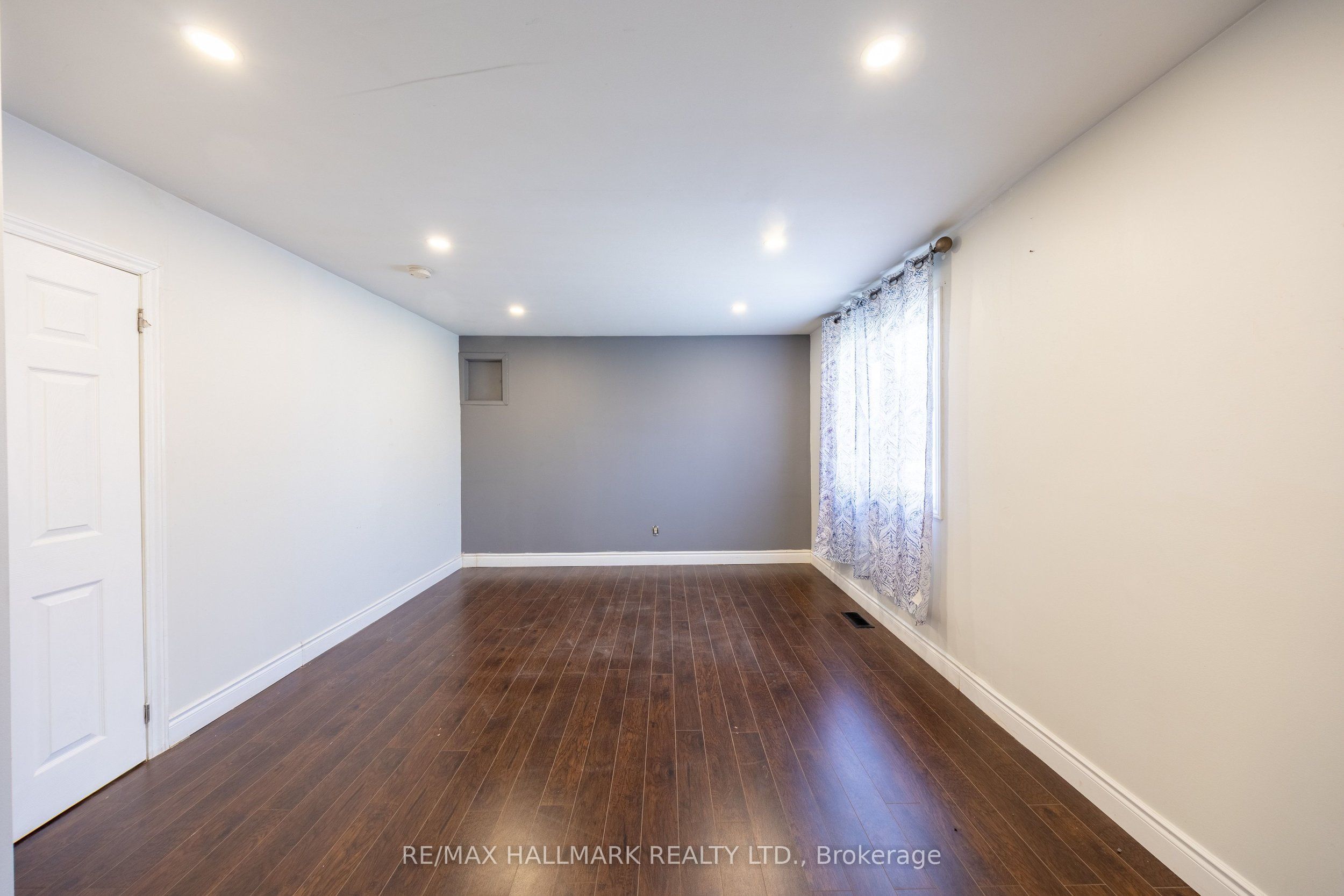 109 Thickson Road S Property Photo 33