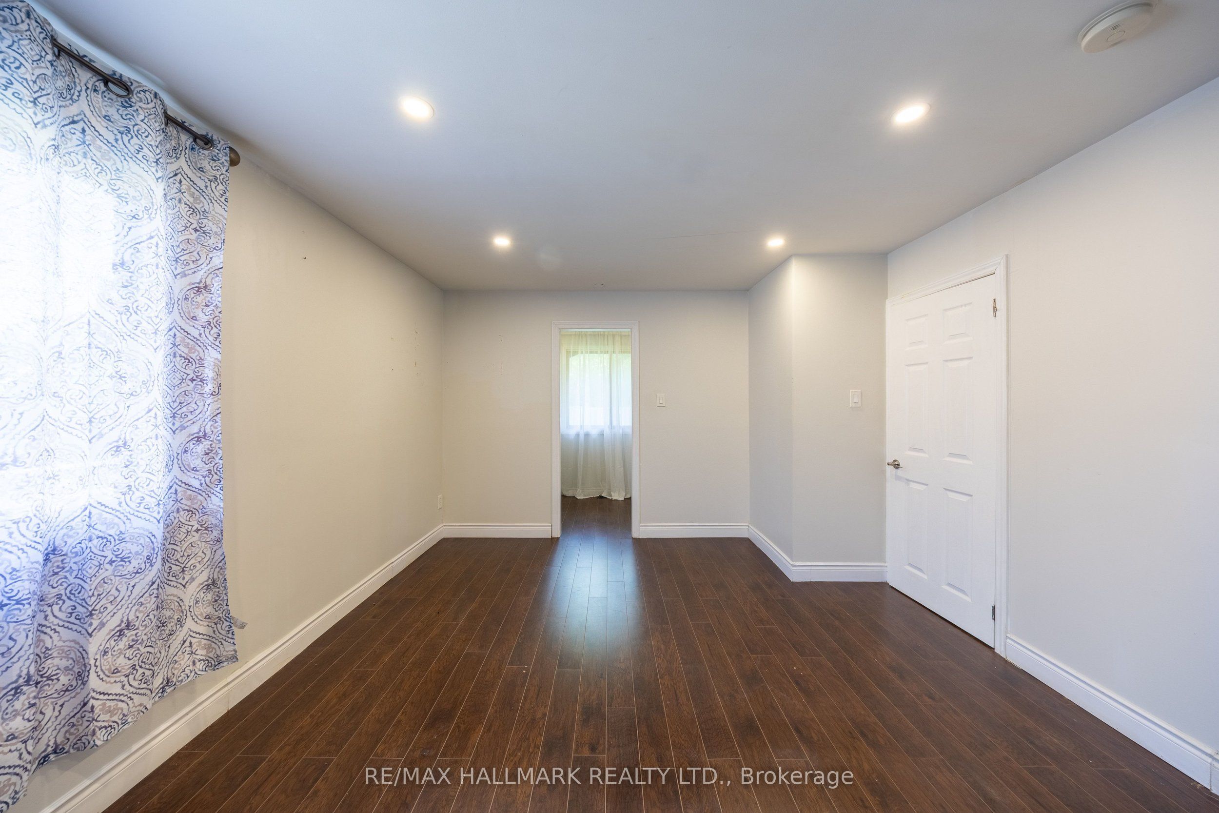 109 Thickson Road S Property Photo 34