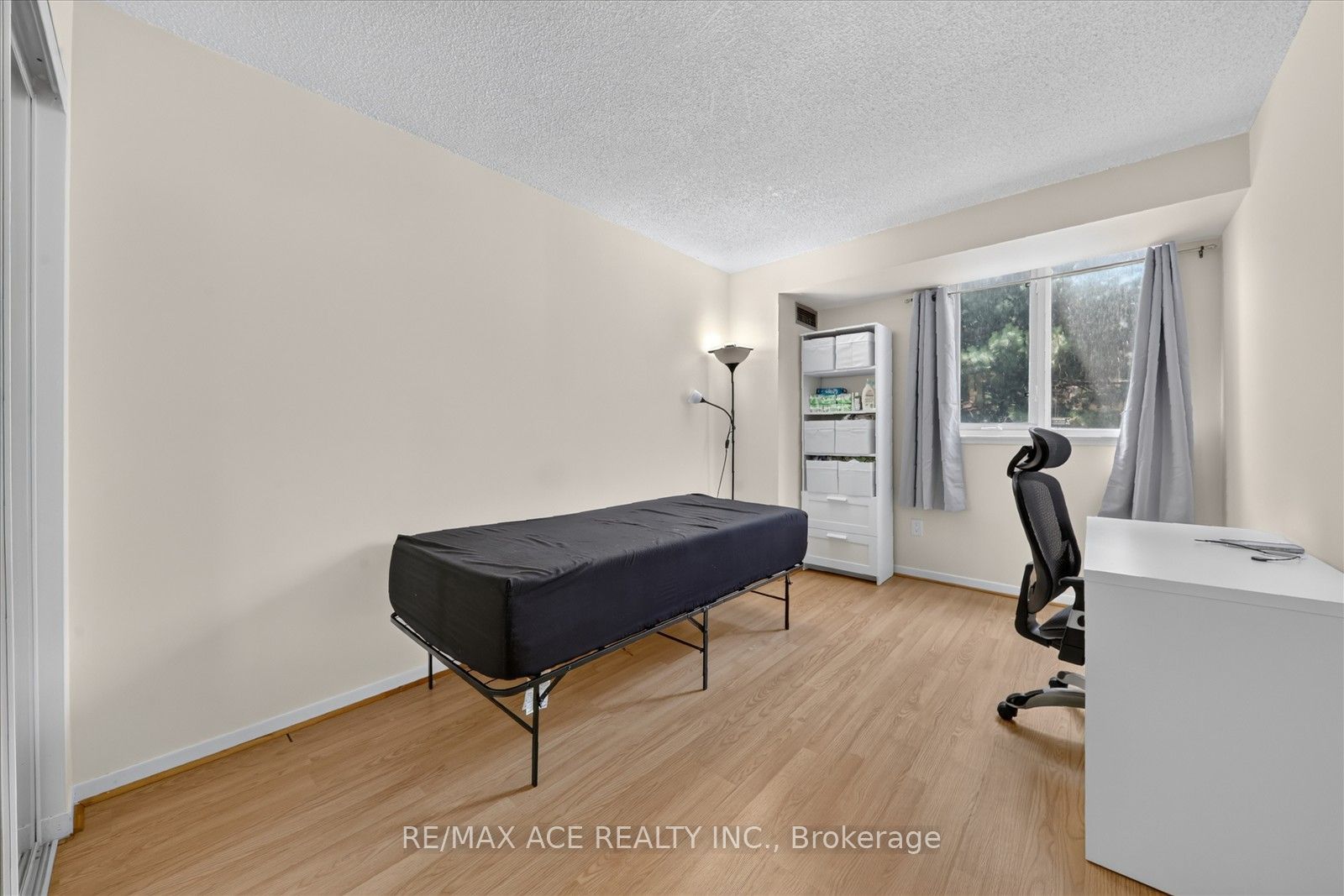 15 Sewells Road 201 Property Photo 10