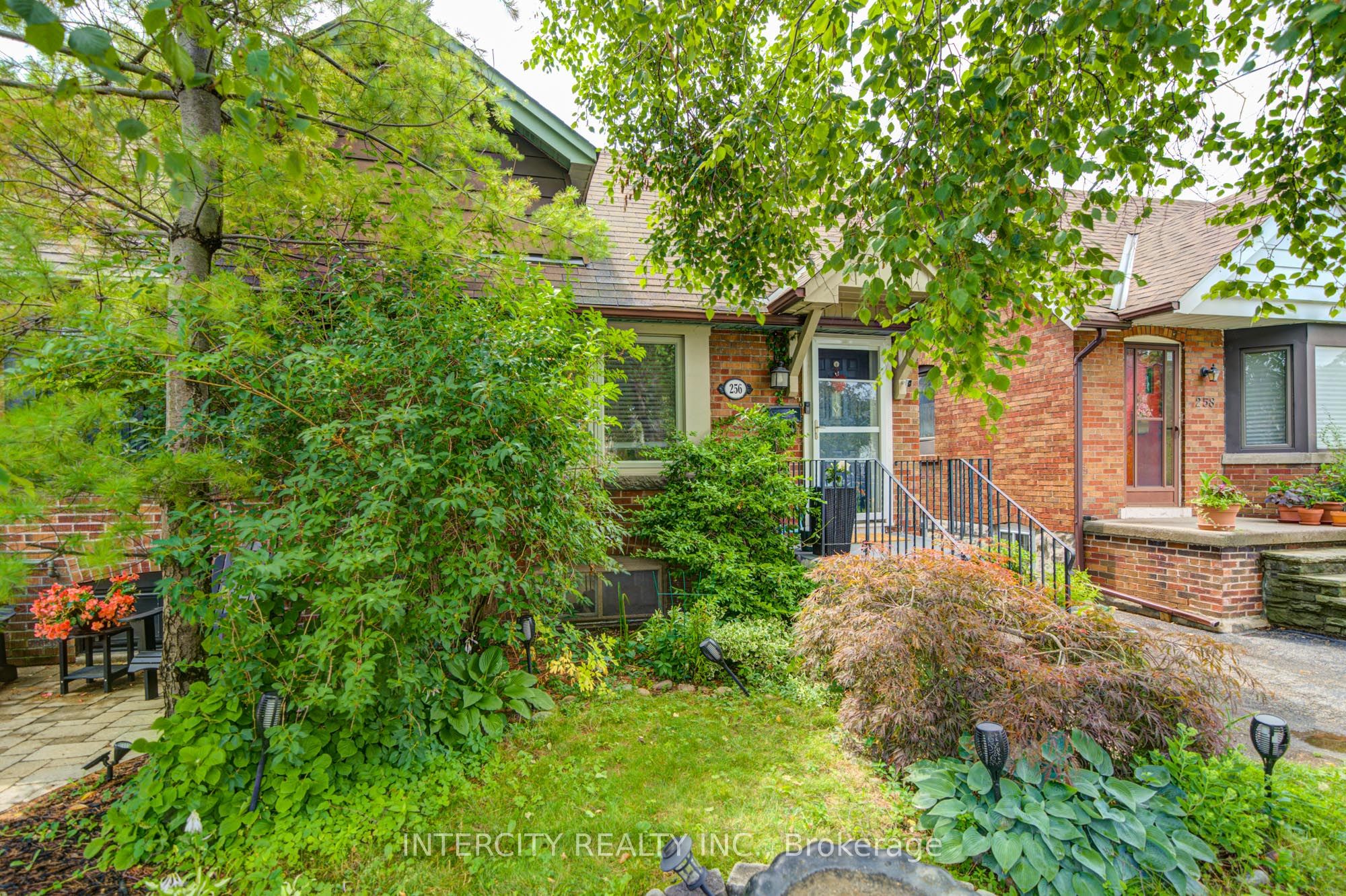 256 Blantyre Avenue Property Photo 3