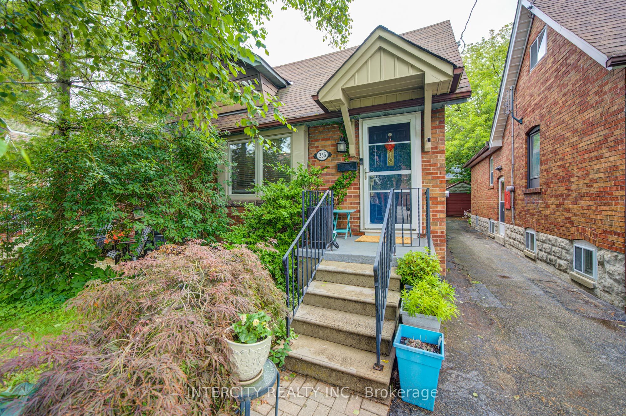 256 Blantyre Avenue Property Photo 4