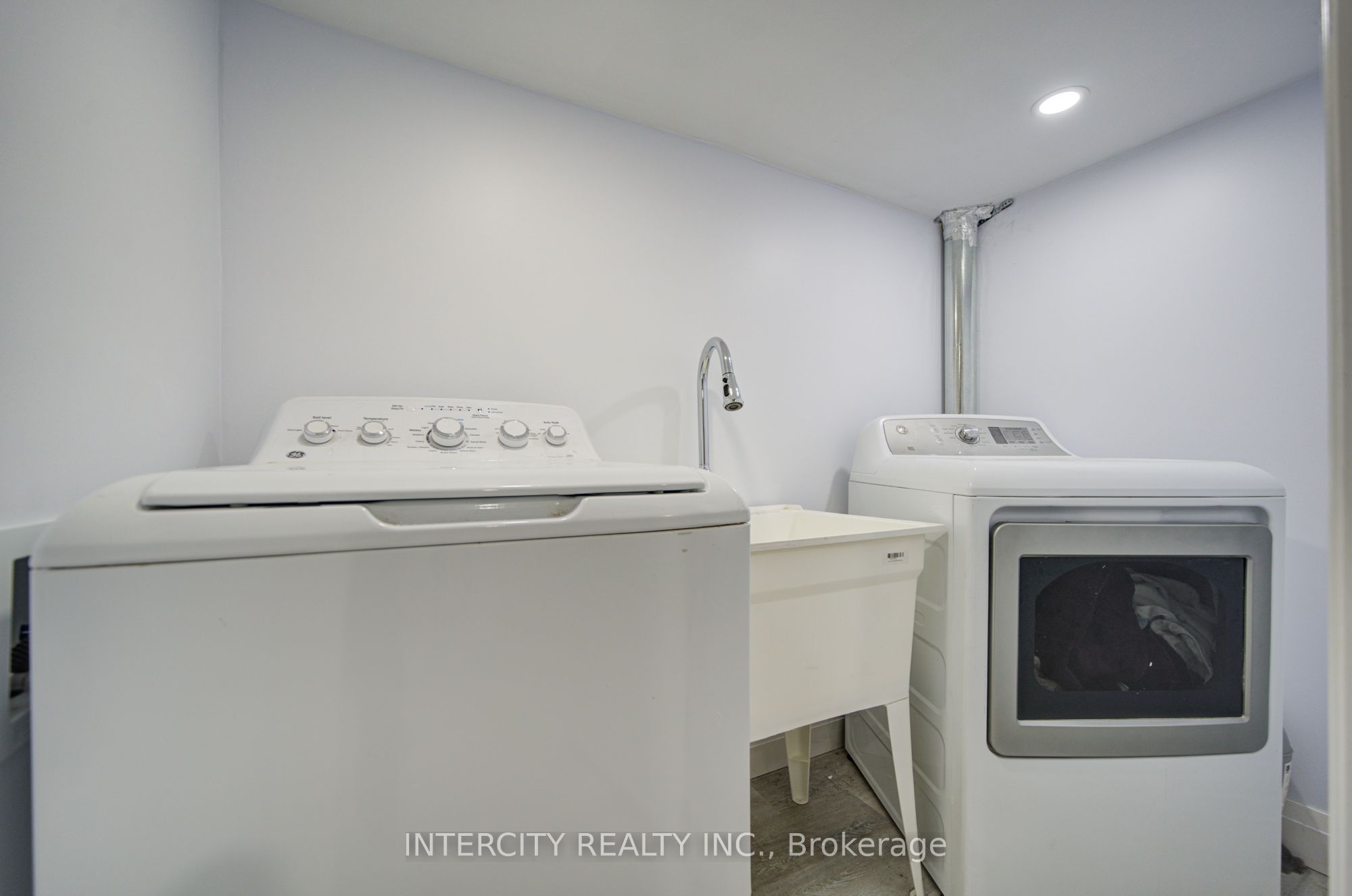 256 Blantyre Avenue Property Photo 31
