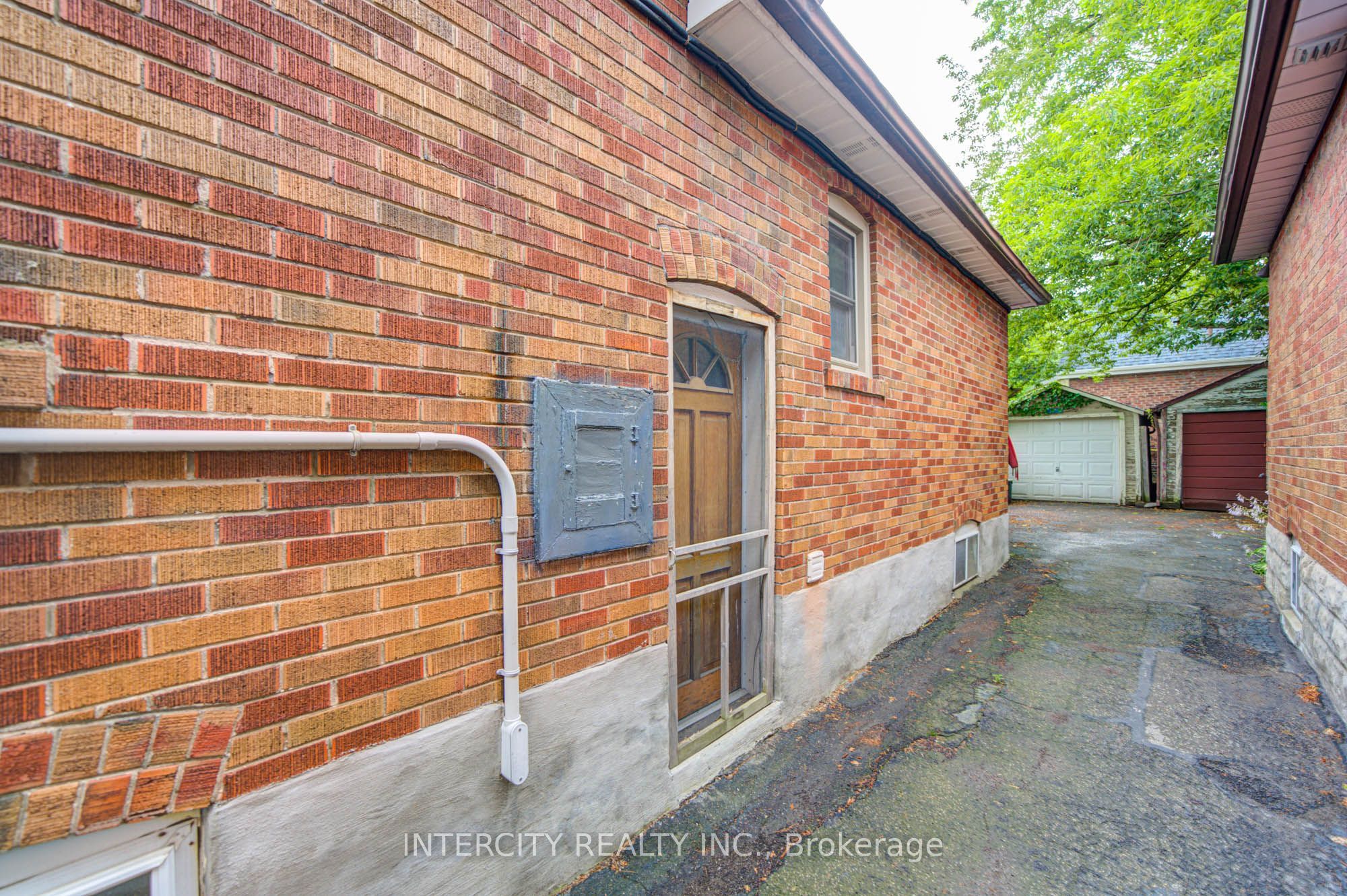 256 Blantyre Avenue Property Photo 33