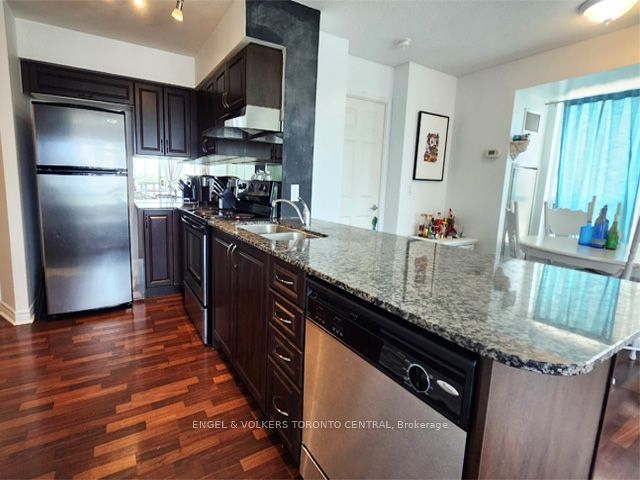60 Fairfax Crescent 330 Property Photo 4
