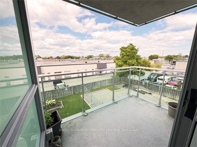 60 Fairfax Crescent 330 Property Photo 5