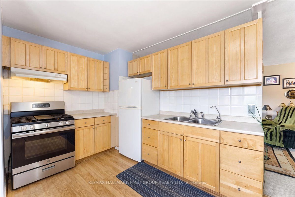 1014 Dunlop Street E Property Photo 7