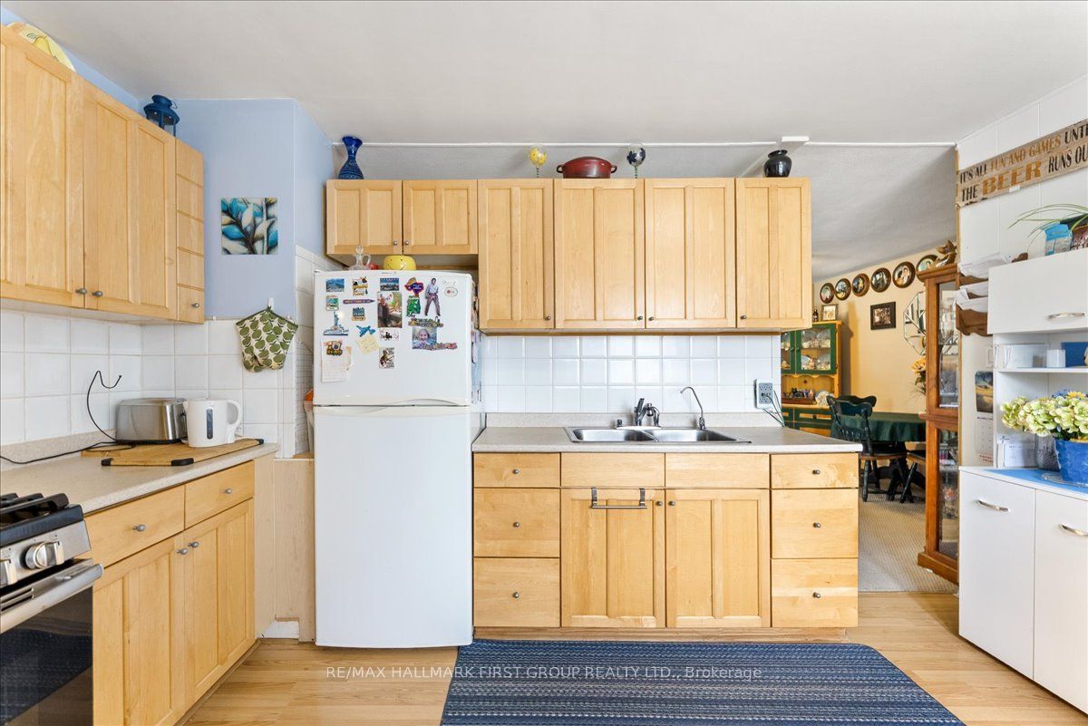 1014 Dunlop Street E Property Photo 8