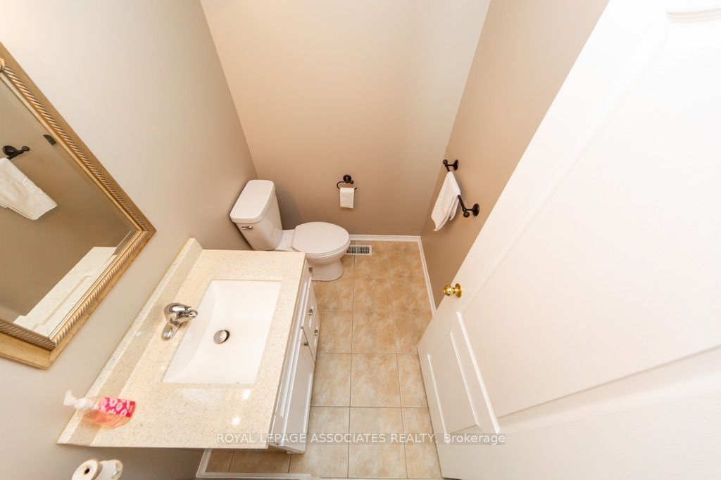 E13598568 Property Photo 24