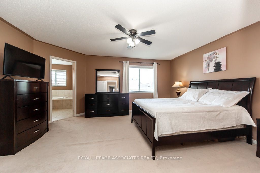E13598568 Property Photo 28